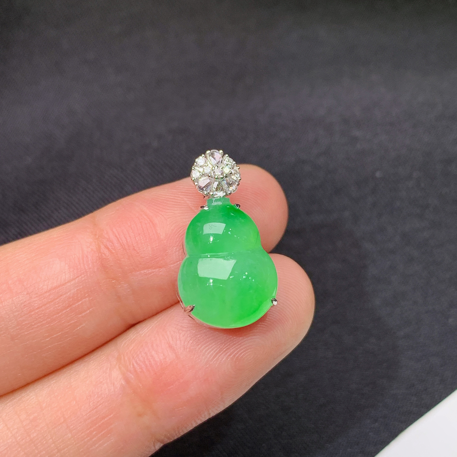 冰飘绿葫芦吊坠，18k金镶嵌，冰润细腻，色甜，种水足，Yt 尺寸19.6*10.7*7.2