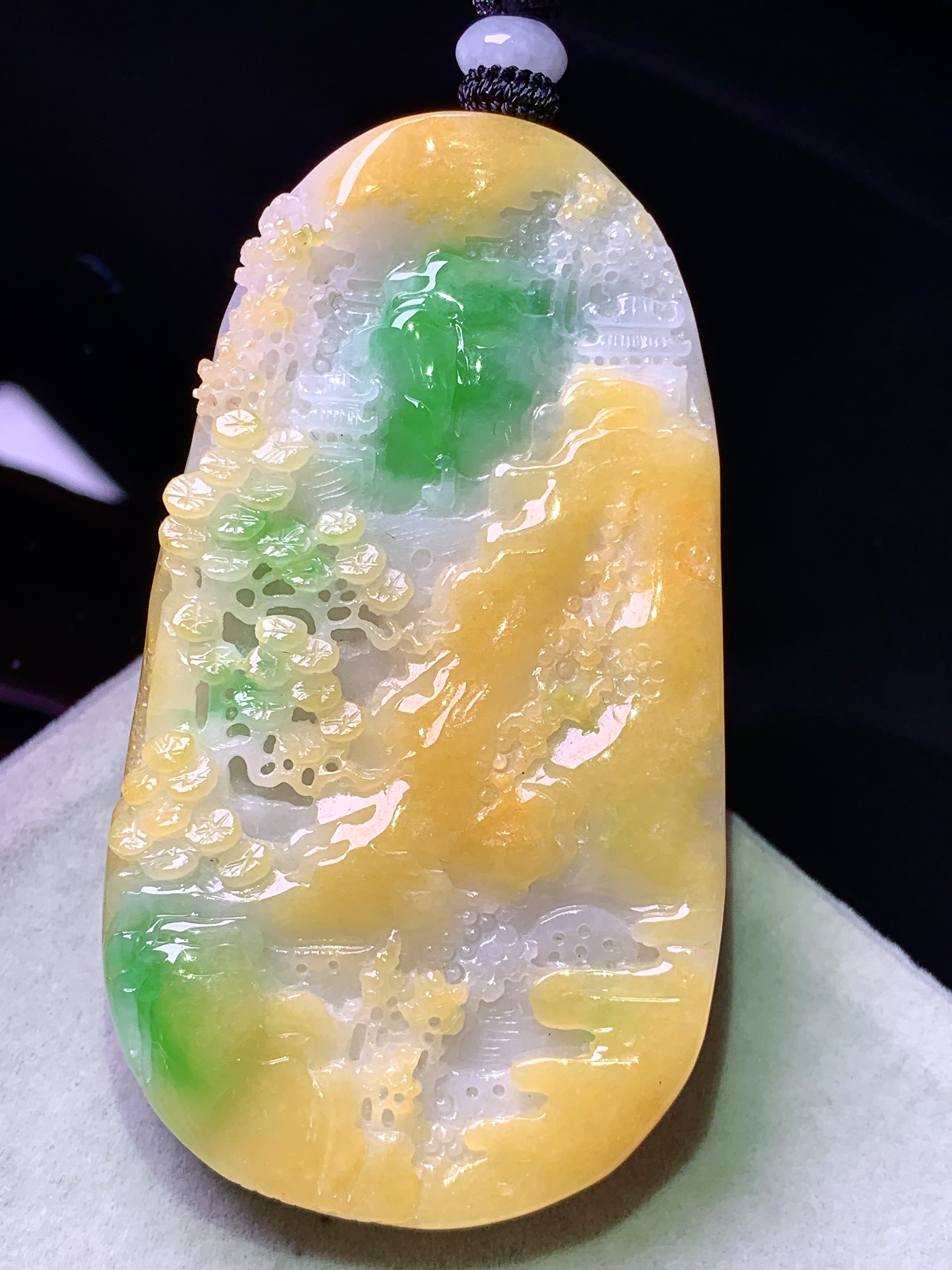 飘绿黄山水牌子吊坠 玉质细腻 色泽艳丽清新 水润亮眼 整体尺寸71*41.5*14.5w1