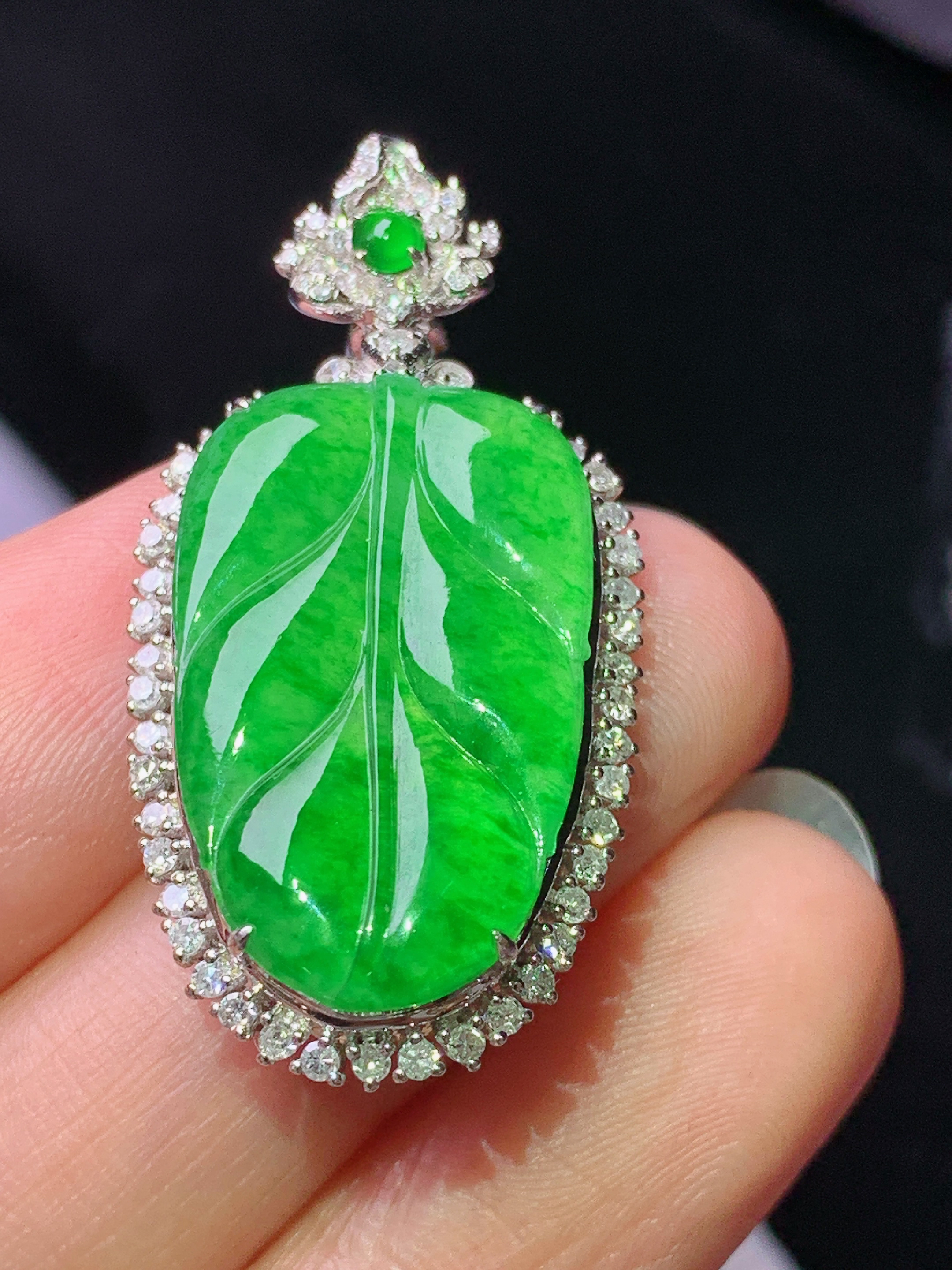 8k金钻镶嵌冰阳绿树叶吊坠 玉质细腻 色泽艳丽清新 水润亮眼 整体尺寸36.8*18.3*6.8h1