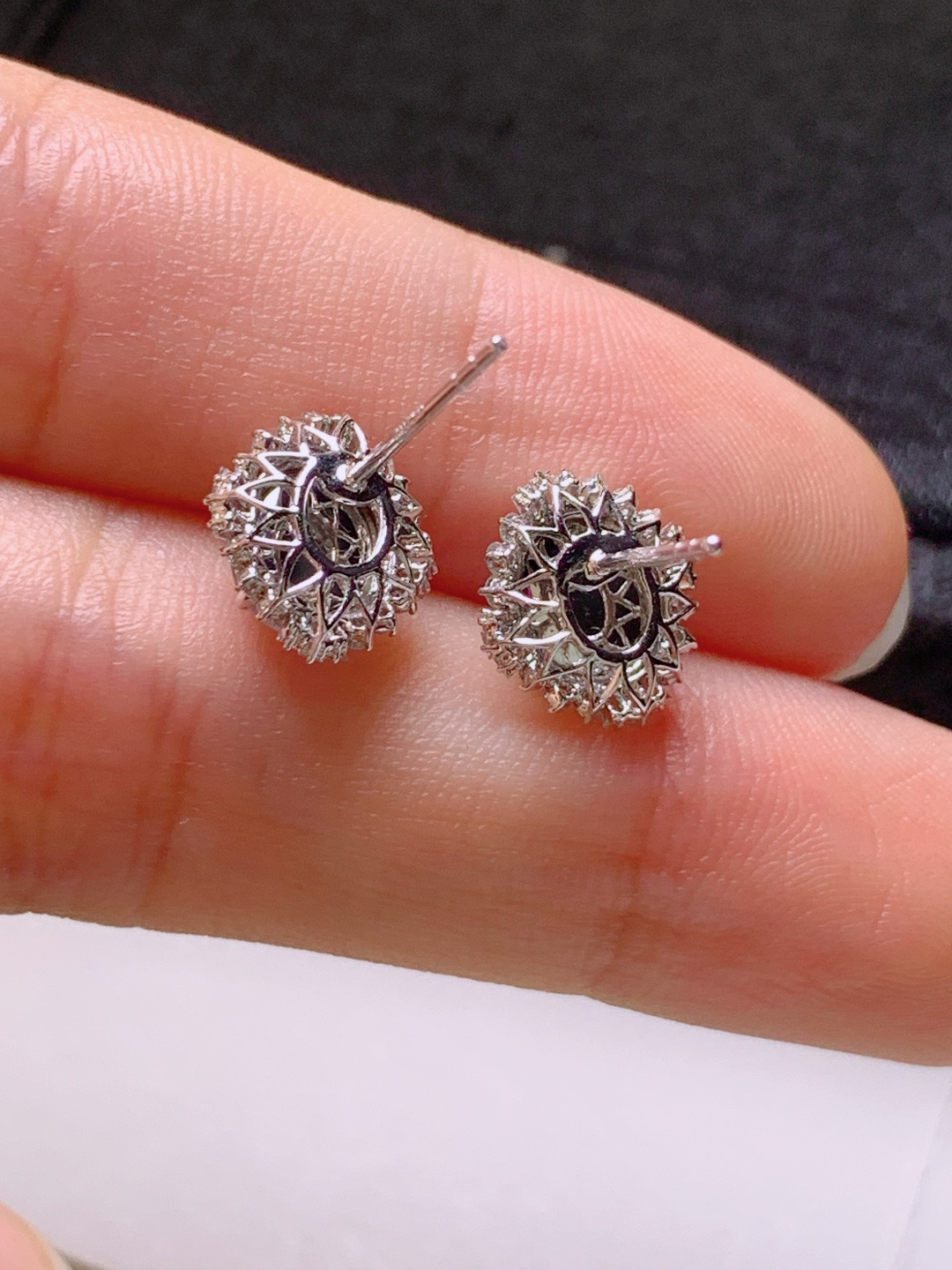 冰种旦面耳钉，无裂，冰透起光，裸石7.4/6.4/2.9