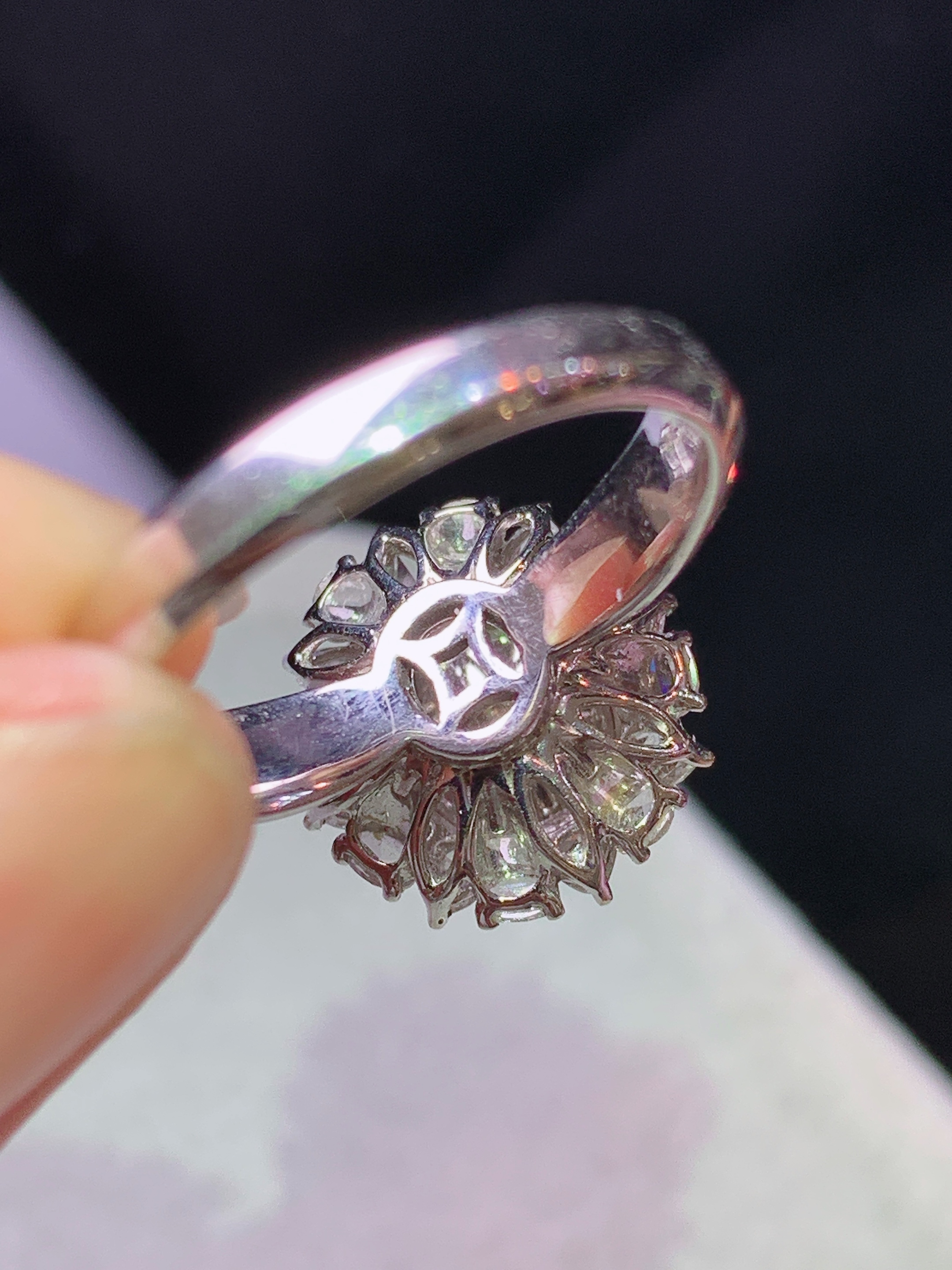 8k金钻镶嵌冰阳绿蛋面戒指 玉质细腻 色泽艳丽清新 水润亮眼 圈口14 整体尺寸14.2*13.5*11.6s1