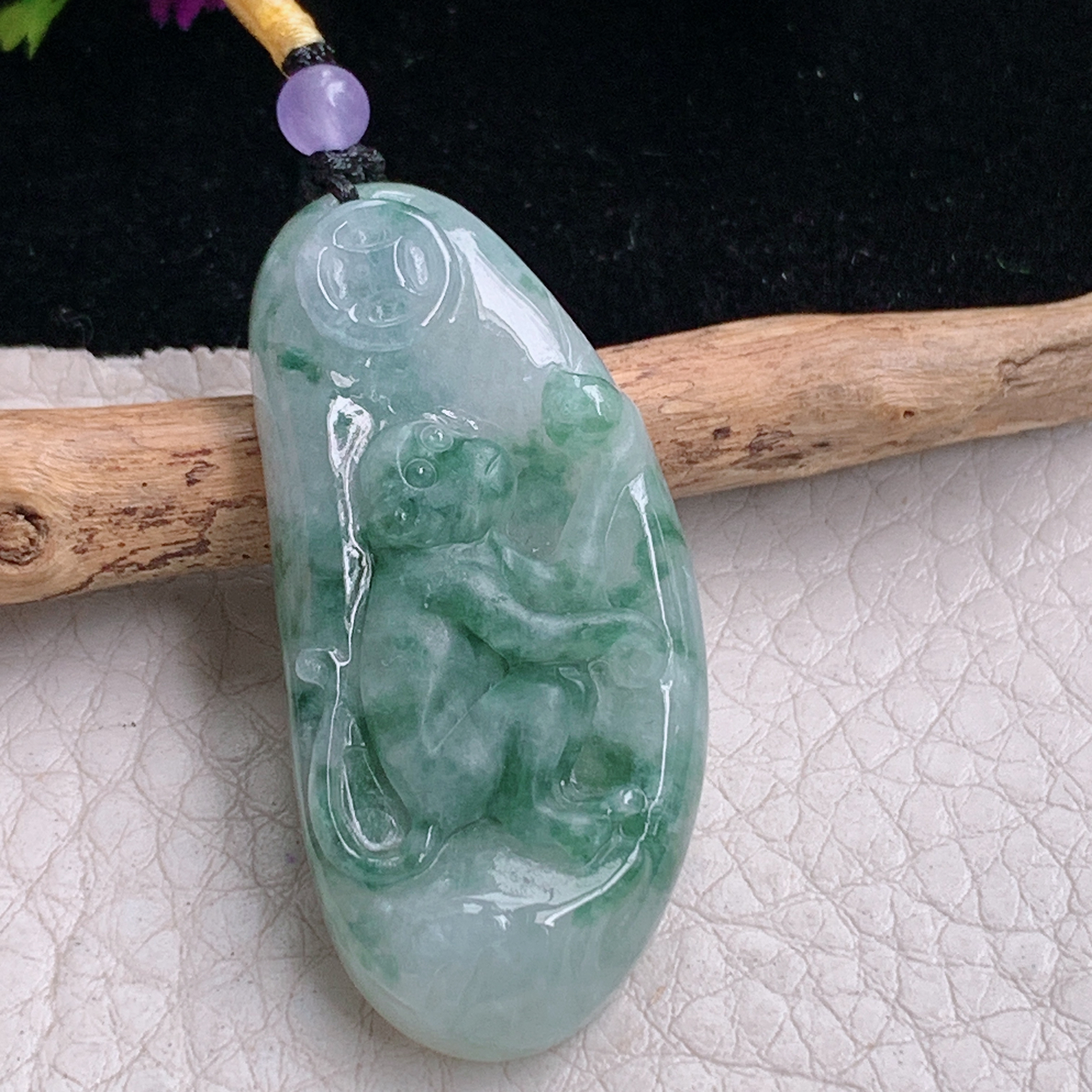 t实拍40*19*7.2缅甸翡翠A货精雕冰飘花灵猴抱寿桃 招财猴玉吊坠 玉挂件