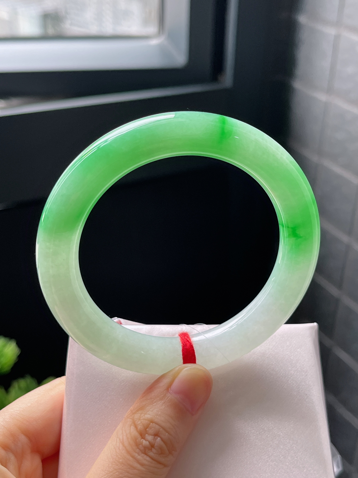 圆镯55圈口，翡翠冰糯种飘绿手镯