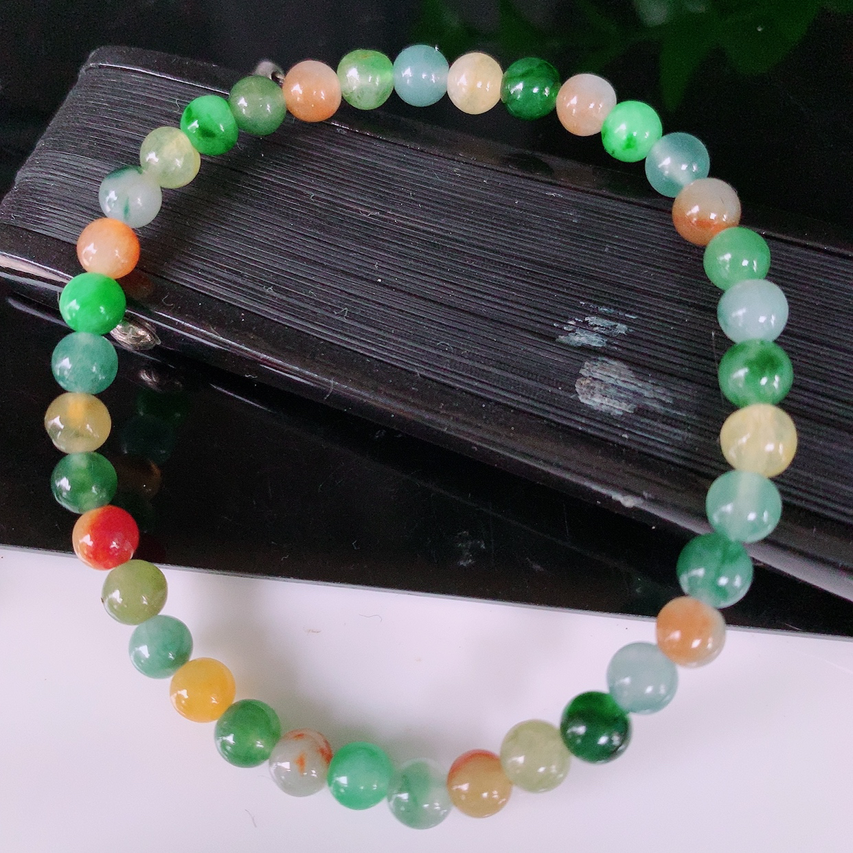 自然光实拍，特色冰多彩翡翠手串手链，种老水足，冰清玉润  颜色漂亮  #085.1取一尺寸5.mm