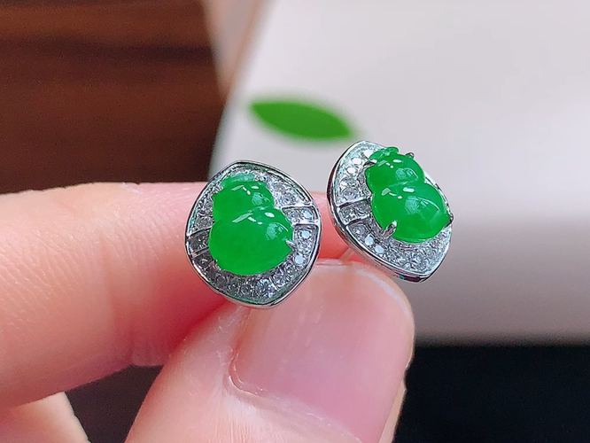 ️ 18K金伴钻满绿葫芦耳钉，尺寸6.5/5.4/2.0mm，包A附证书