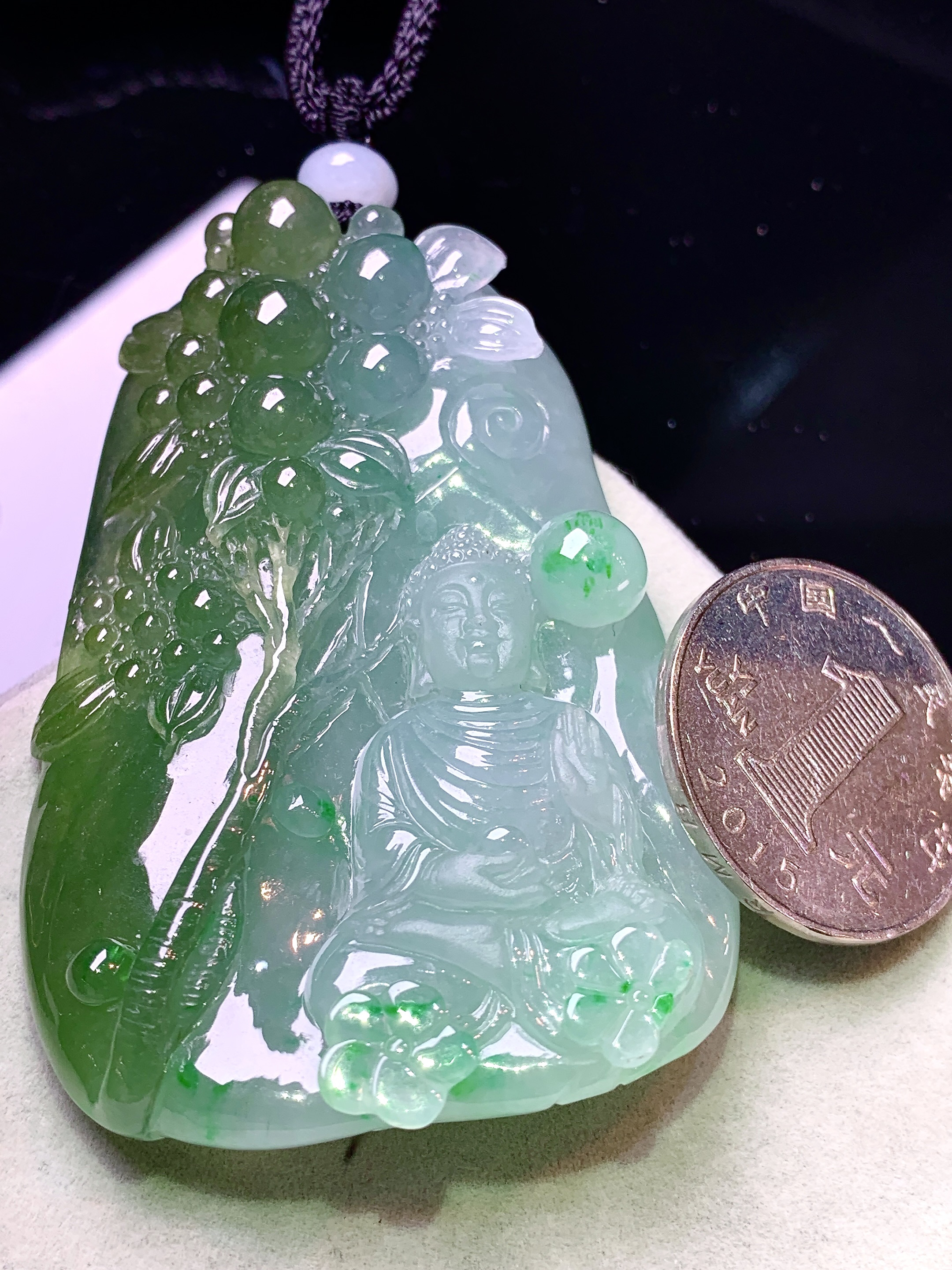 飘绿大日如来佛祖吊坠 玉质细腻 色泽艳丽清新 水润亮眼 整体尺寸73.2*51.5*18w1