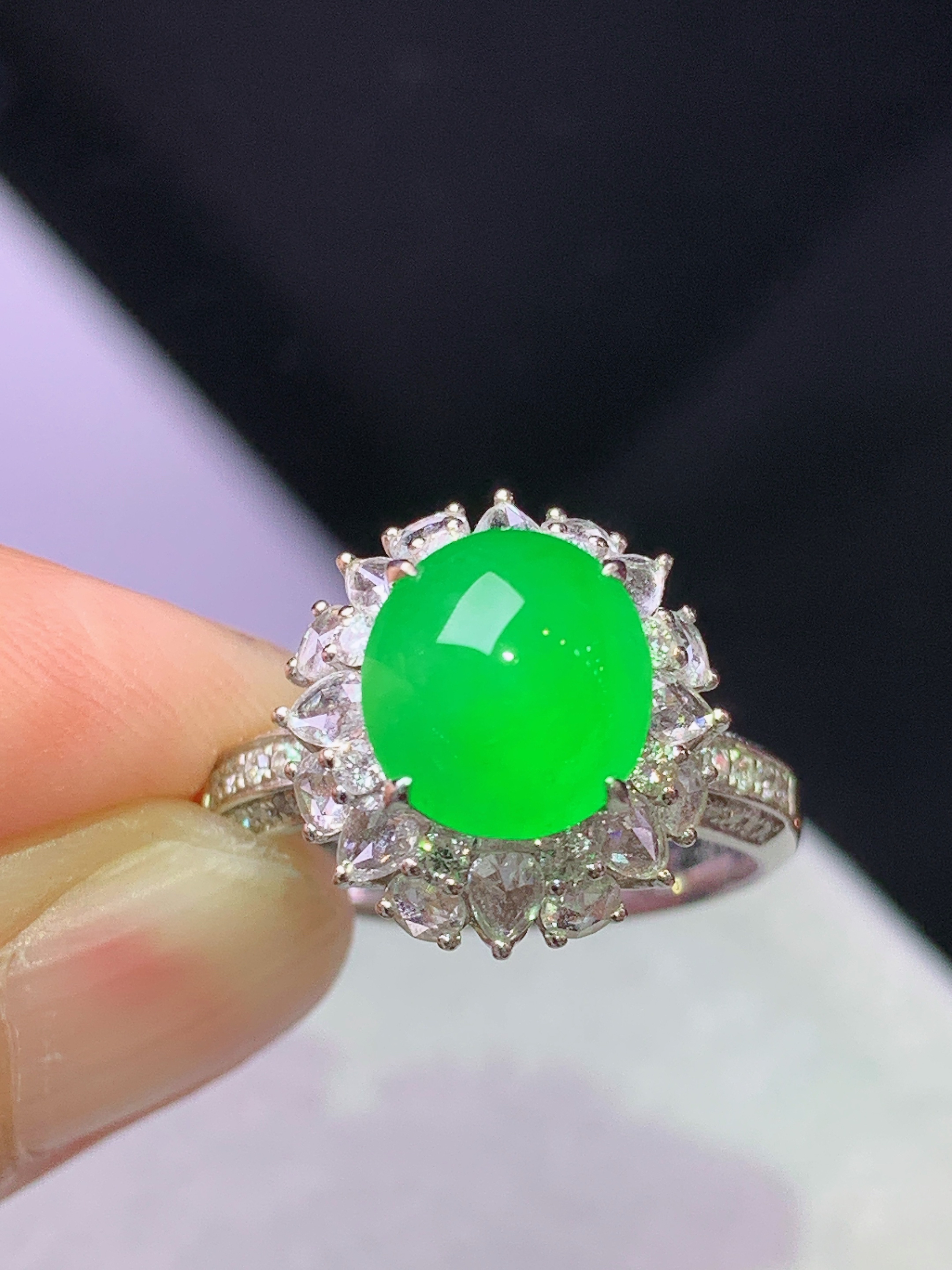 8k金钻镶嵌冰阳绿蛋面戒指 玉质细腻 色泽艳丽清新 水润亮眼 圈口14 整体尺寸14.2*13.5*11.6s1