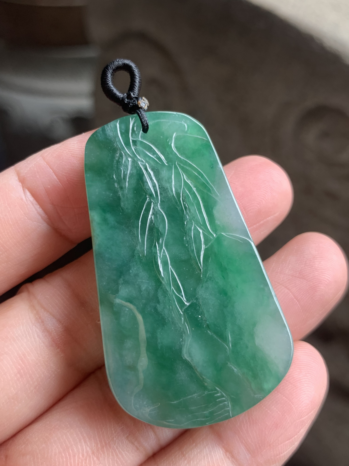 【喜上眉梢】方牌吊坠，裸石49.5*29*6 整体种色相融像把一汪春日的湖水凝进了玉里，水头足到光线下都透着清润的柔光，绿调温柔不艳俗，越看越有江南烟雨的清雅韵味。
牌面的雕工更是点睛之笔：舒展的荷叶脉络清晰，一只喜鹊停落其间，线条柔而不飘，把“荷（和）花+喜鹊（喜）”的吉祥寓意藏得含蓄又讨喜。没有繁复的堆砌，只靠流畅的雕工把“和和美美、喜事临门”的祝福揉进了玉的肌理里，日常戴不张扬，却处处透着温润贵气，无论是做日常吊坠，还是搭配中式穿搭，都能衬得人气质温婉又雅致。 不足之处在于侧边有一处表皮凹陷，无碍