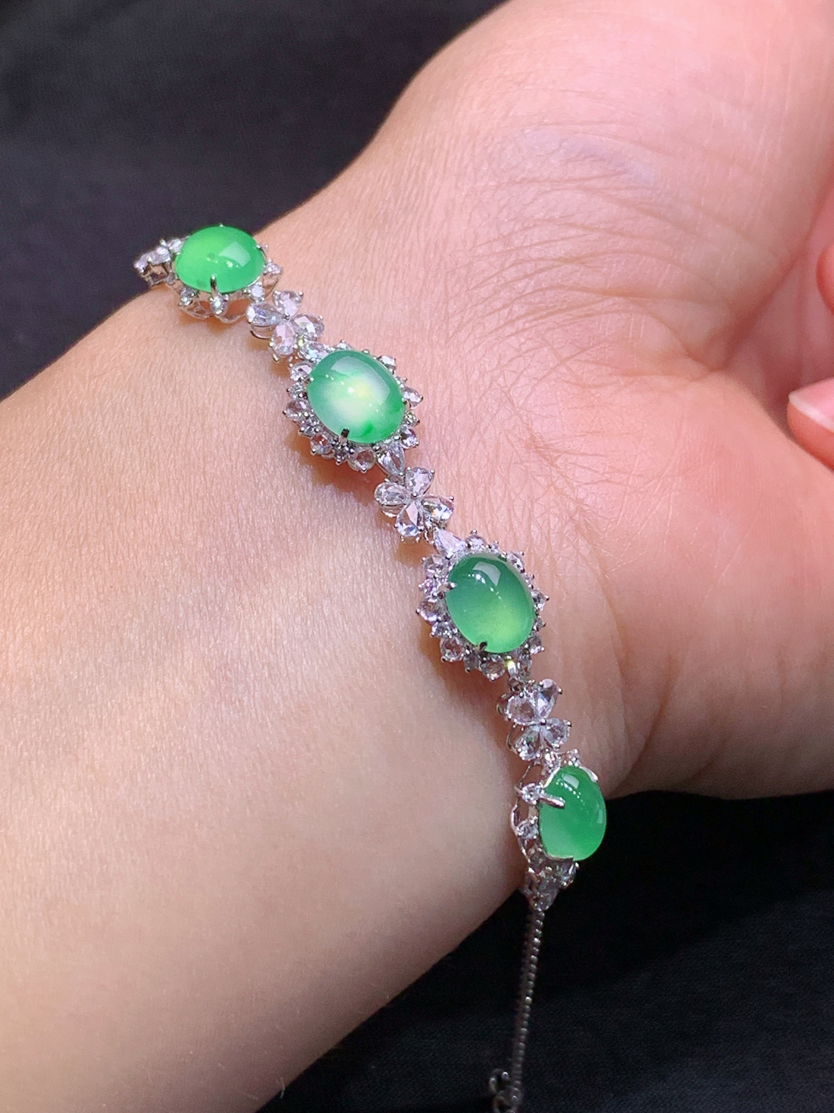 冰果绿蛋面手链，18k金镶嵌，款式精美，冰润细腻，种水足，Ty 尺寸7.5*6.3*2