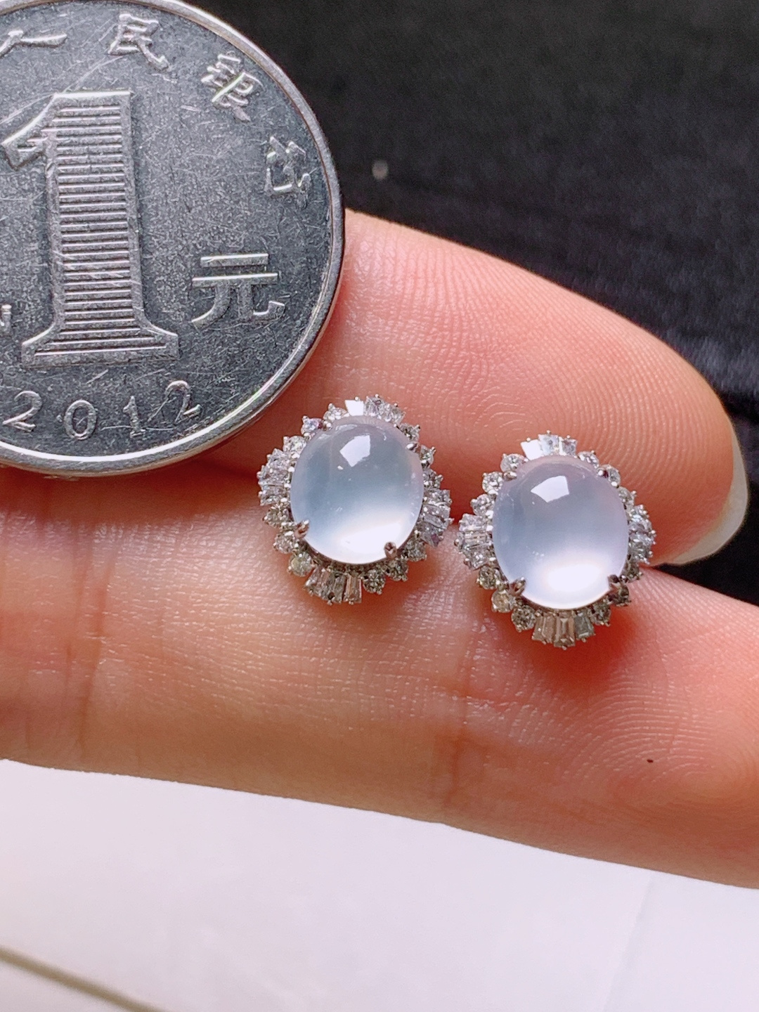 冰种旦面耳钉，无裂，冰透起光，裸石7.4/6.4/2.9