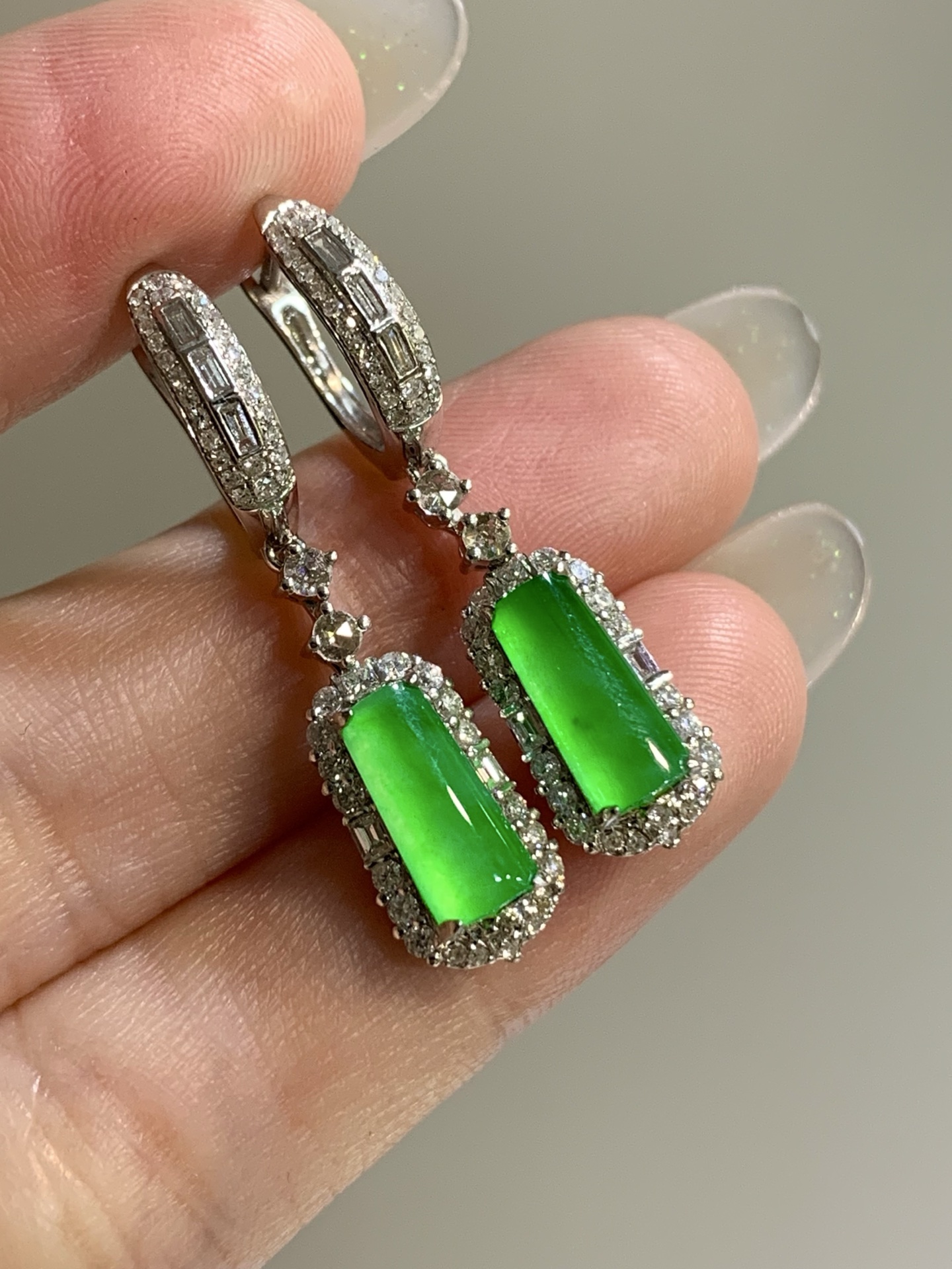 ️，18k金镶嵌马鞍耳坠，飘花灵动，种老细腻形体佳，尺寸：成品：33.4/7.6/5.8，裸石：10.2/4.4，c82426