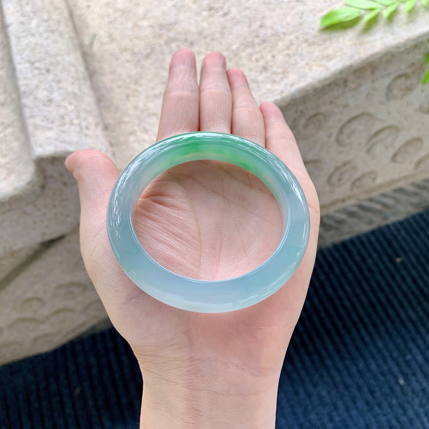 正圈52 53 圈口53.7/10/9 编码A1042827 描述冰糯飘绿，水润，种老，细腻，打灯有棉线