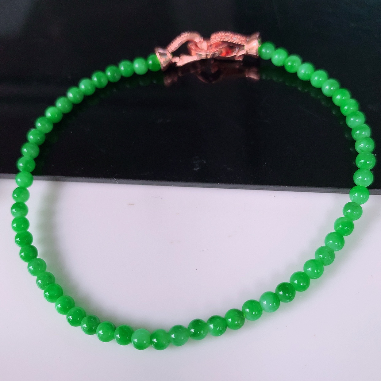 自然光实拍，冰润满绿翡翠手链， 辣绿翡翠手串，种老水足，冰清玉润  颜色漂亮  #00取一尺寸3.mm