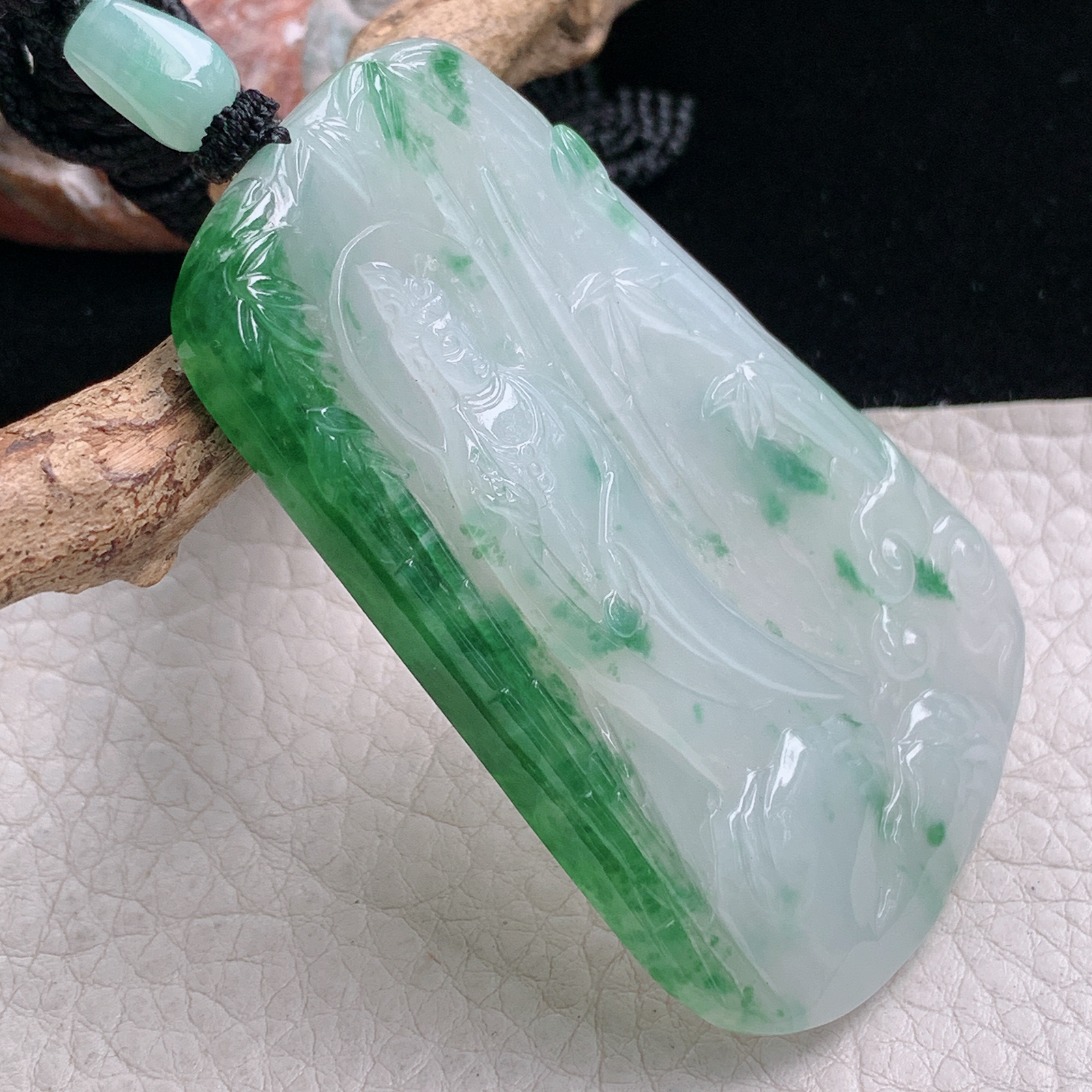 yl实拍68*43*6.3缅甸翡翠冰润飘绿山水观音 自在观音玉吊坠 玉挂件