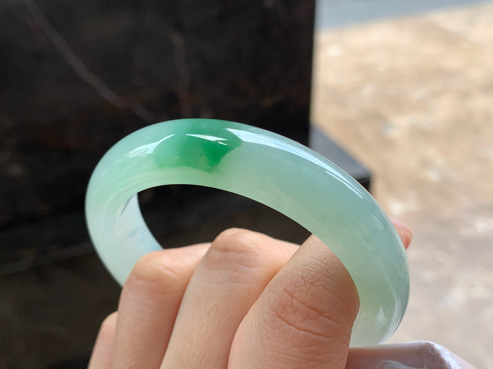 52.5-12.8-8.3

绿花手镯^_^玉质温润