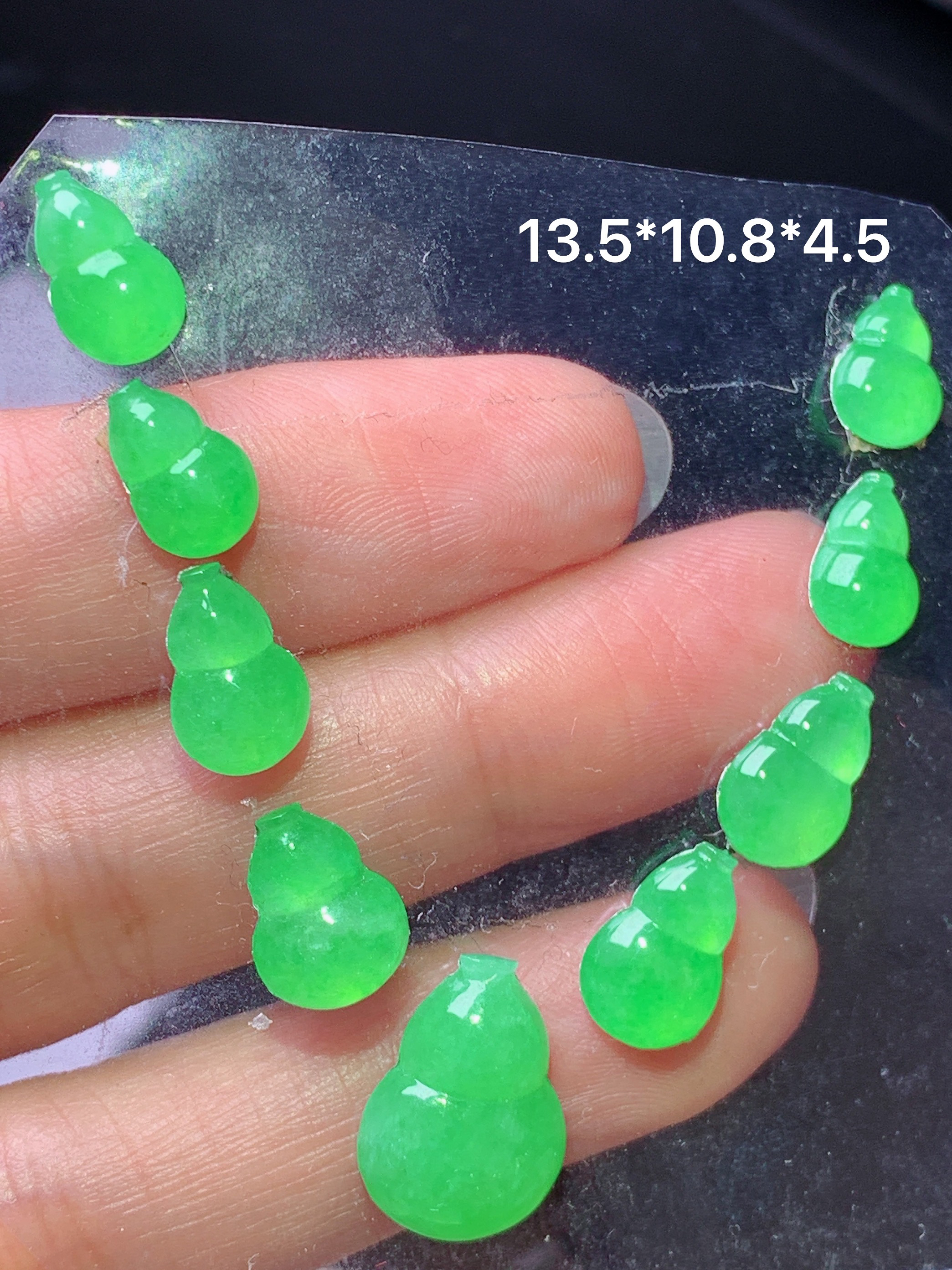 镶嵌款 冰阳绿葫芦一手 玉质细腻 色泽艳丽清新 水润亮眼 整体尺寸13.5*10.8*4.5j2