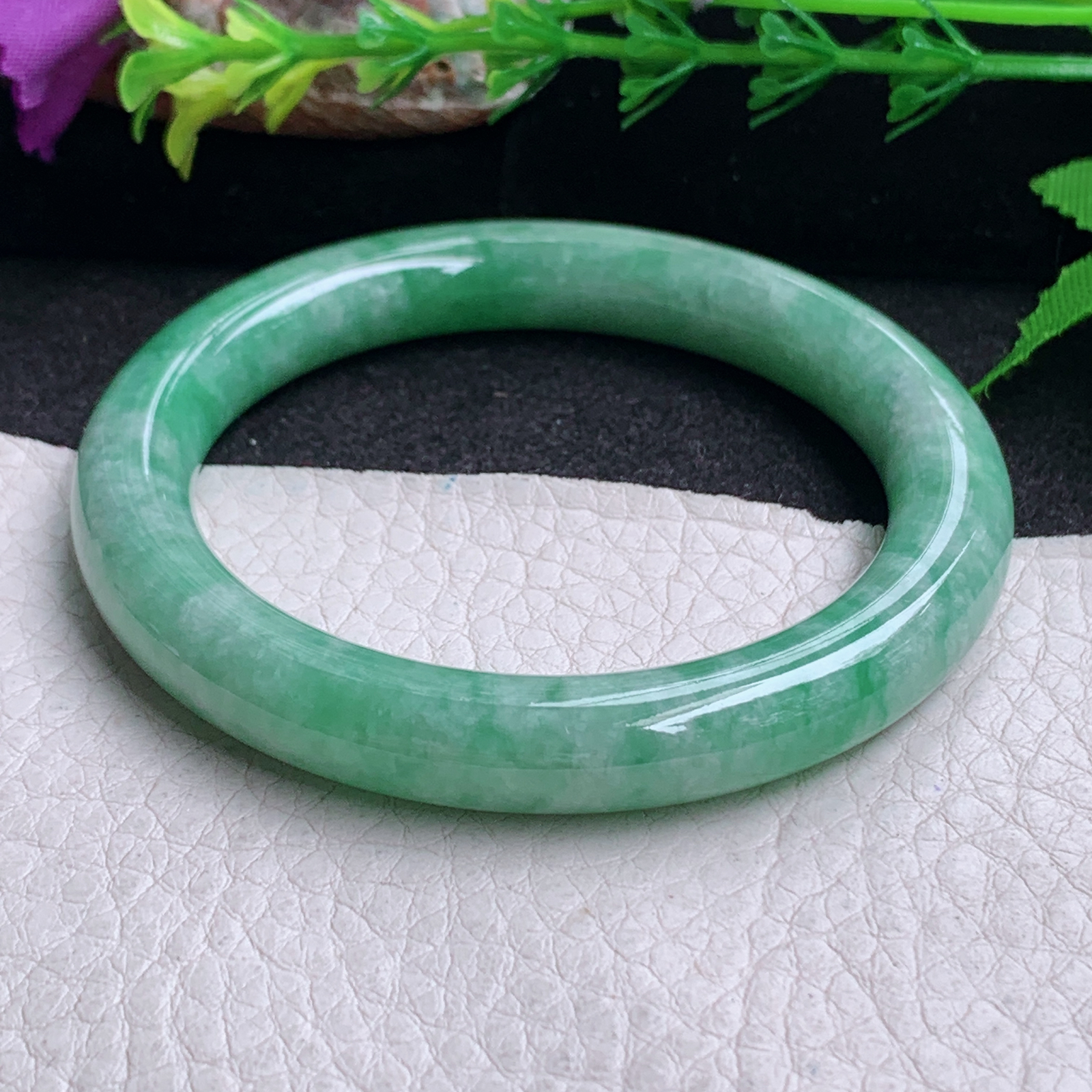 n小圈口52*8.8美人镯 缅甸翡翠a货手镯飘绿秀气圆条叮当镯