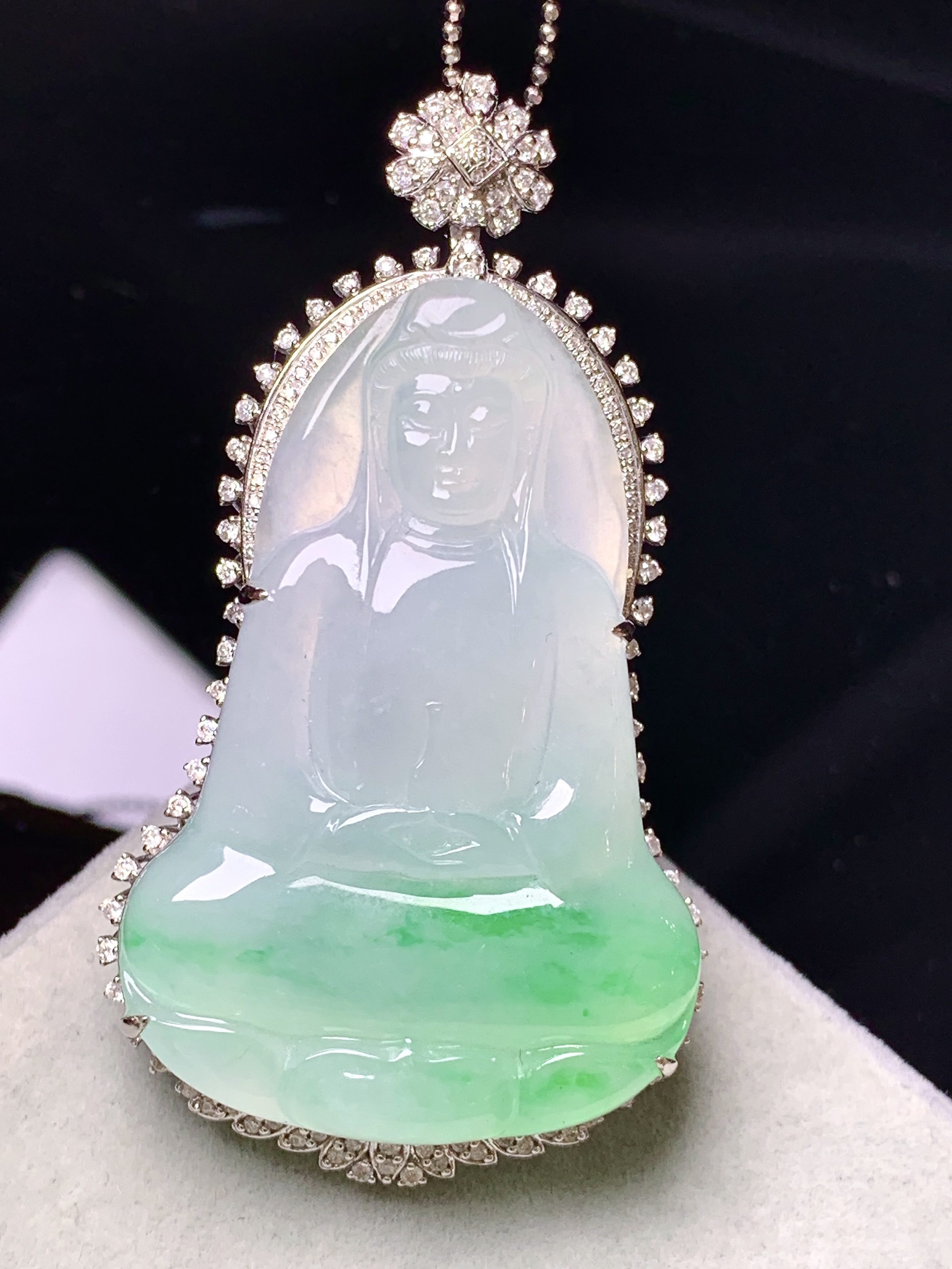 18k金钻镶嵌飘绿观音菩萨吊坠 玉质细腻 色泽艳丽清新 水润亮眼 整体尺寸55*30*10.5j2