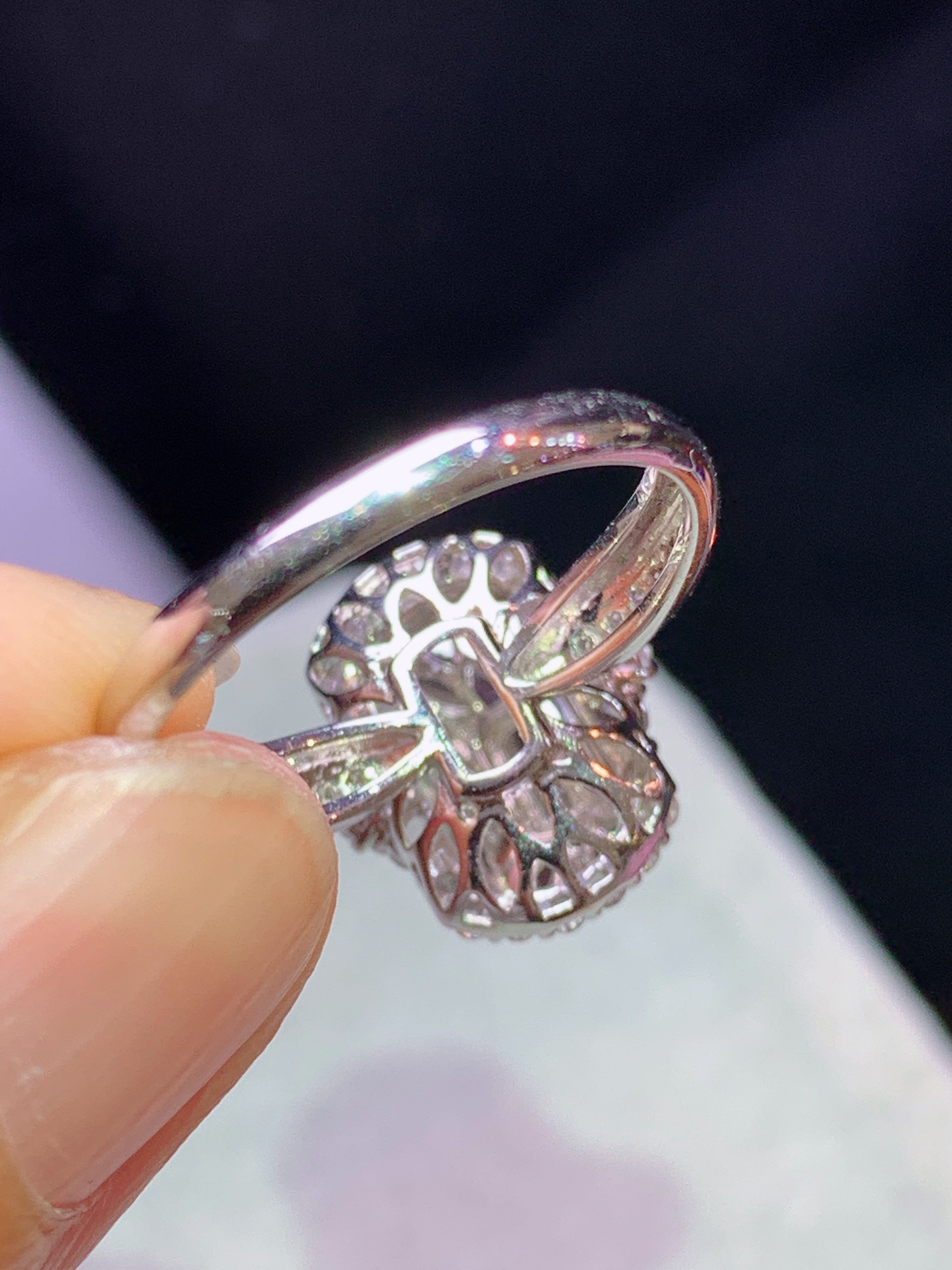 8k金钻镶嵌阳绿无事牌戒指 玉质细腻 色泽艳丽清新 水润亮眼 圈口13.5 整体尺寸13.5*11.3*7.8h1