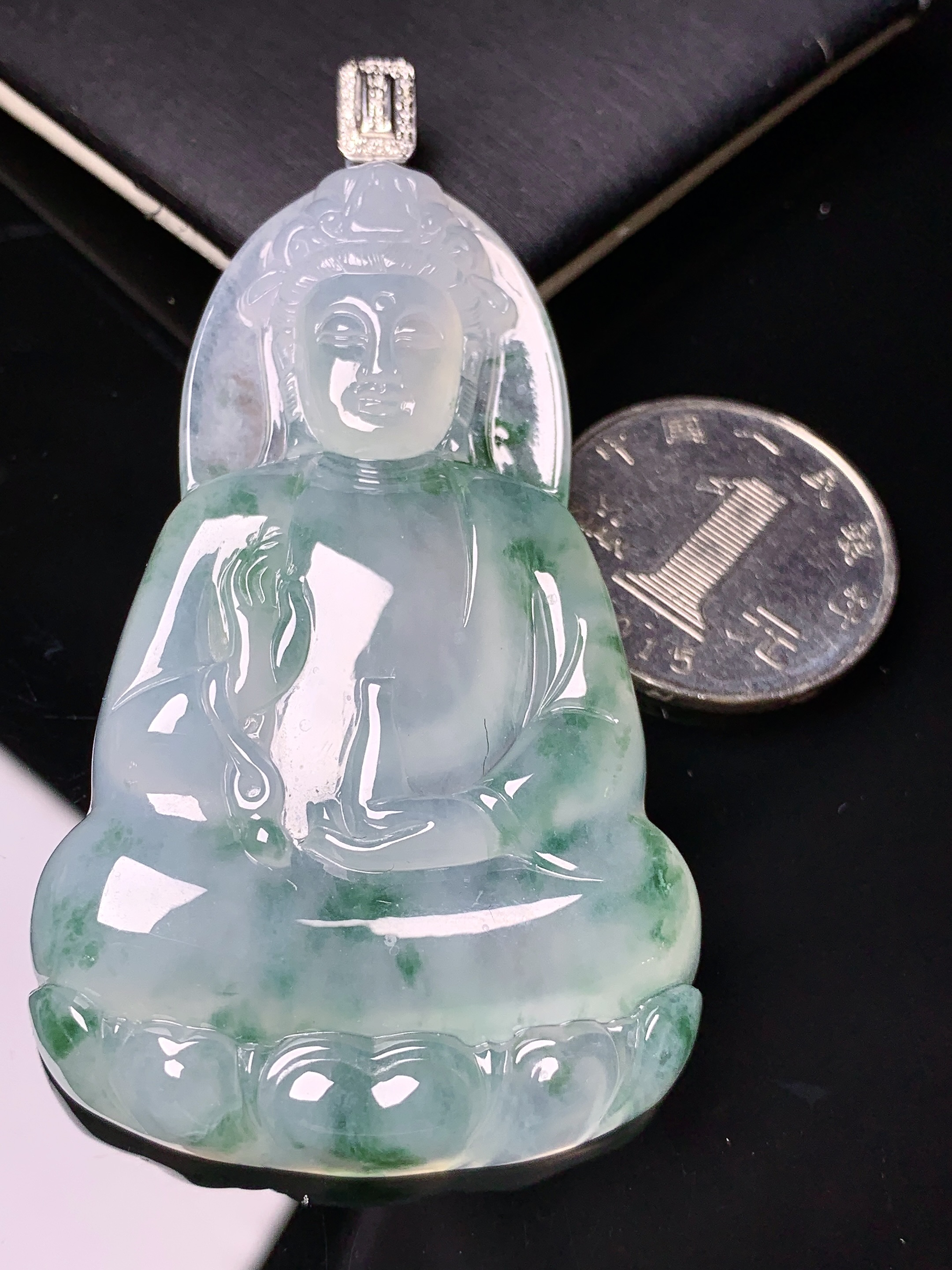 18k金钻镶嵌冰种飘绿观音菩萨吊坠 玉质细腻 色泽艳丽清新 水润亮眼 整体尺寸76.5*43.7*12L1