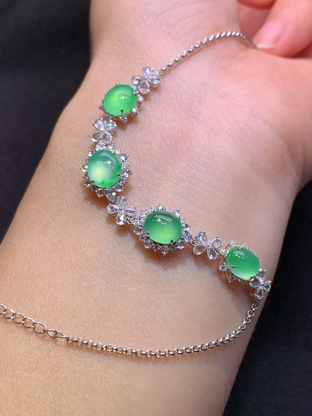 冰果绿蛋面手链，18k金镶嵌，款式精美，冰润细腻，种水足，Ty 尺寸7.5*6.3*2