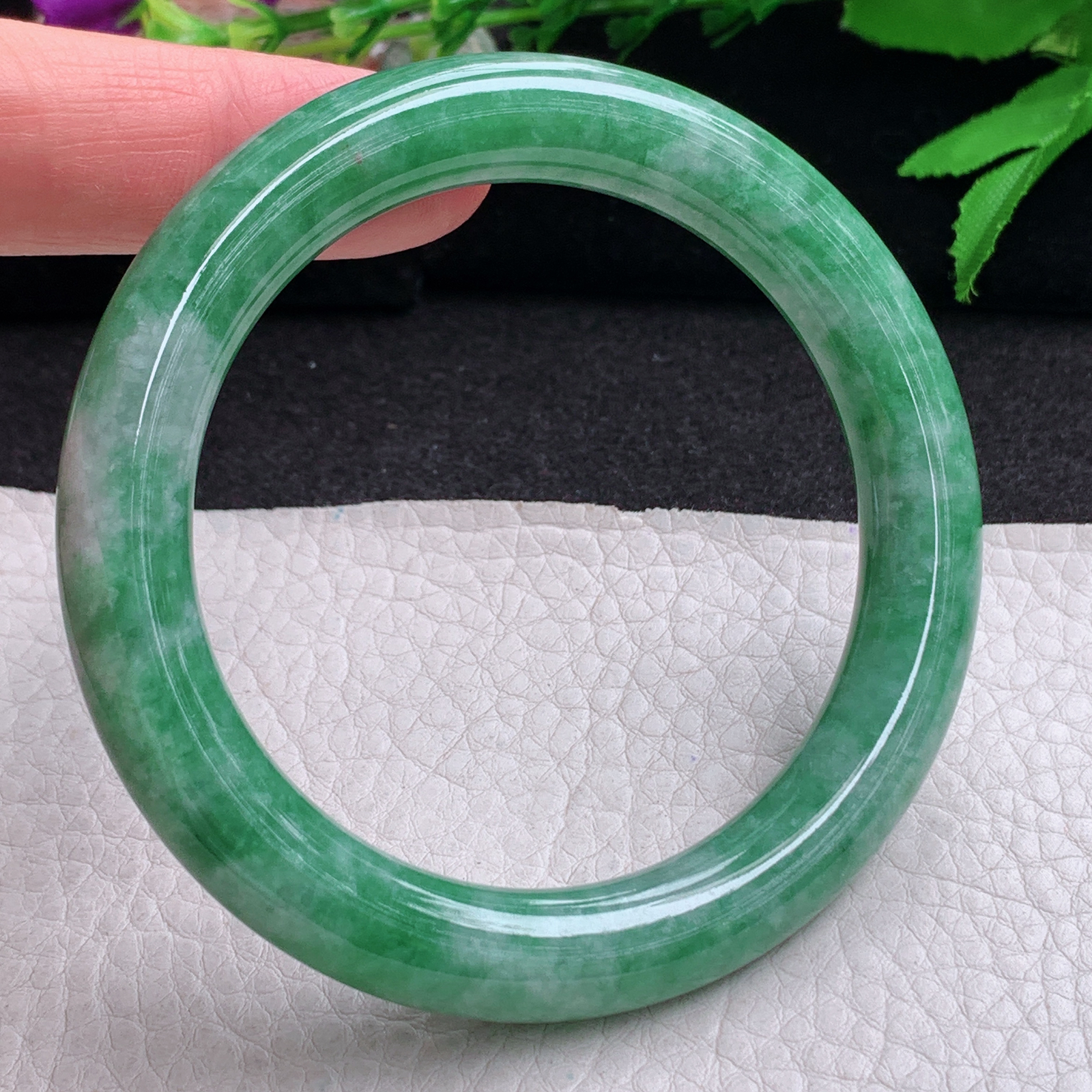 n实拍56*10美人镯 缅甸翡翠a货手镯满绿水润圆条叮当镯