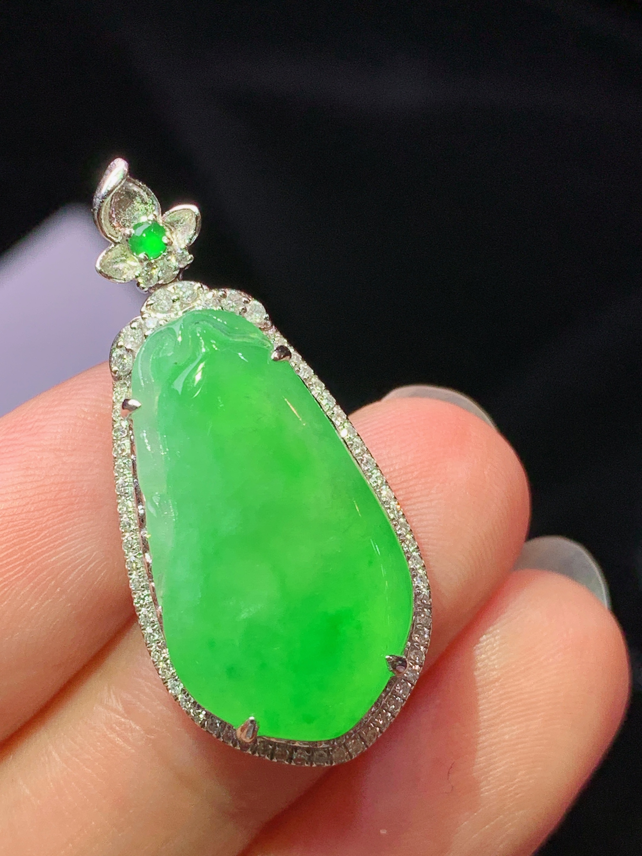 18k金钻镶嵌冰阳绿福瓜吊坠 玉质细腻 色泽艳丽清新 水润亮眼 整体尺寸32.3*14.5*7j2