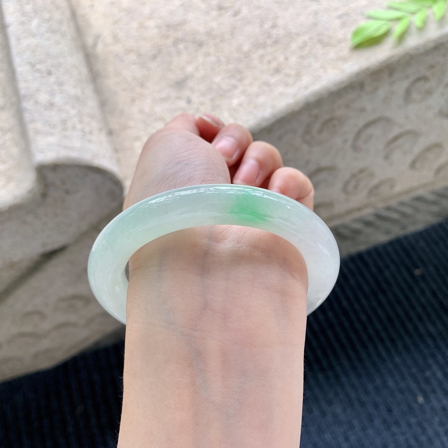 圆条55 56 【圈口】56.9/11.1/10.9 【编码】BA051361 【描述】糯冰飘绿，水润，种老，细腻，有棉纹