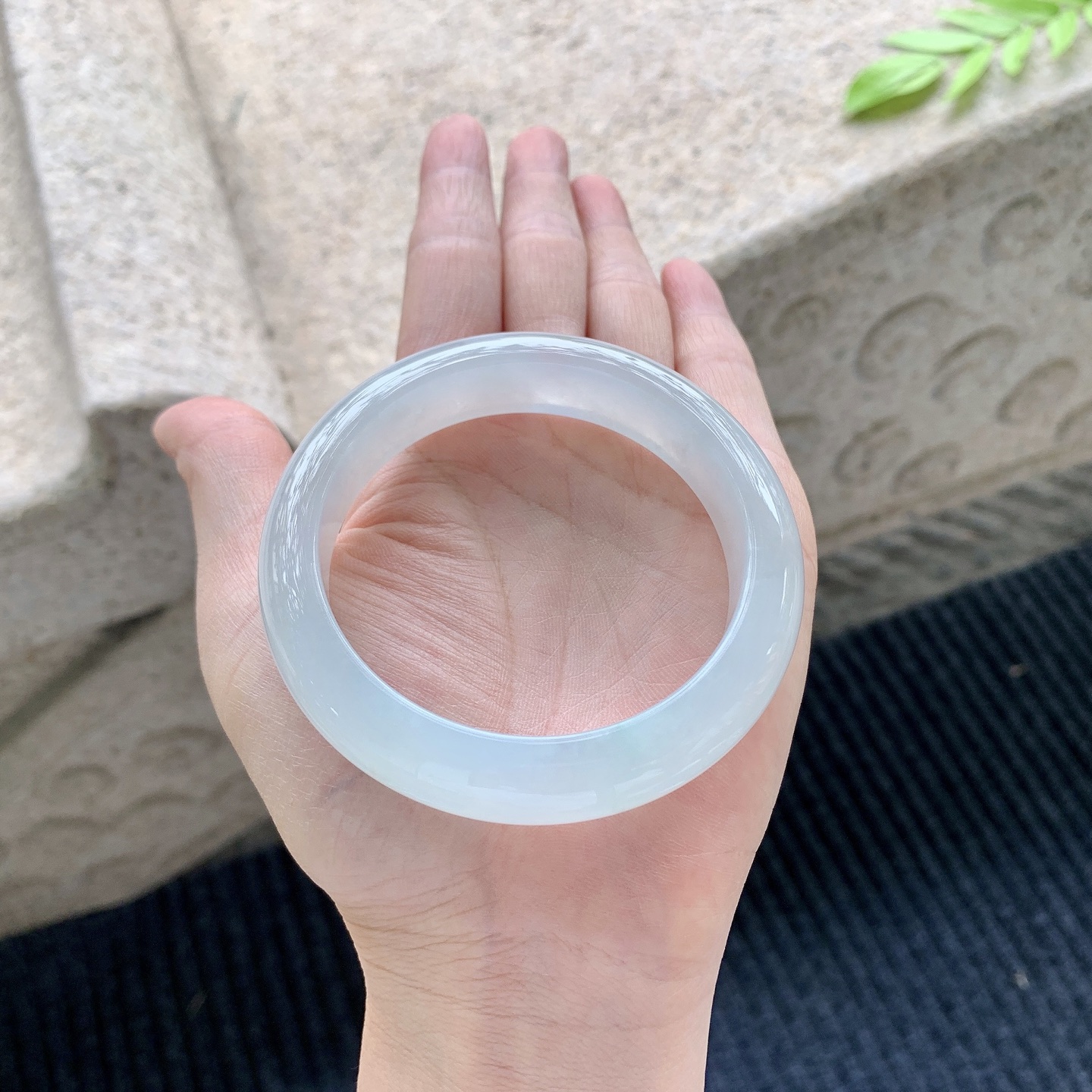 正圈55 56，圈口56.6/13/8.8，编码A1080961，描述：糯冰底色，水润，种老，细腻，无裂。