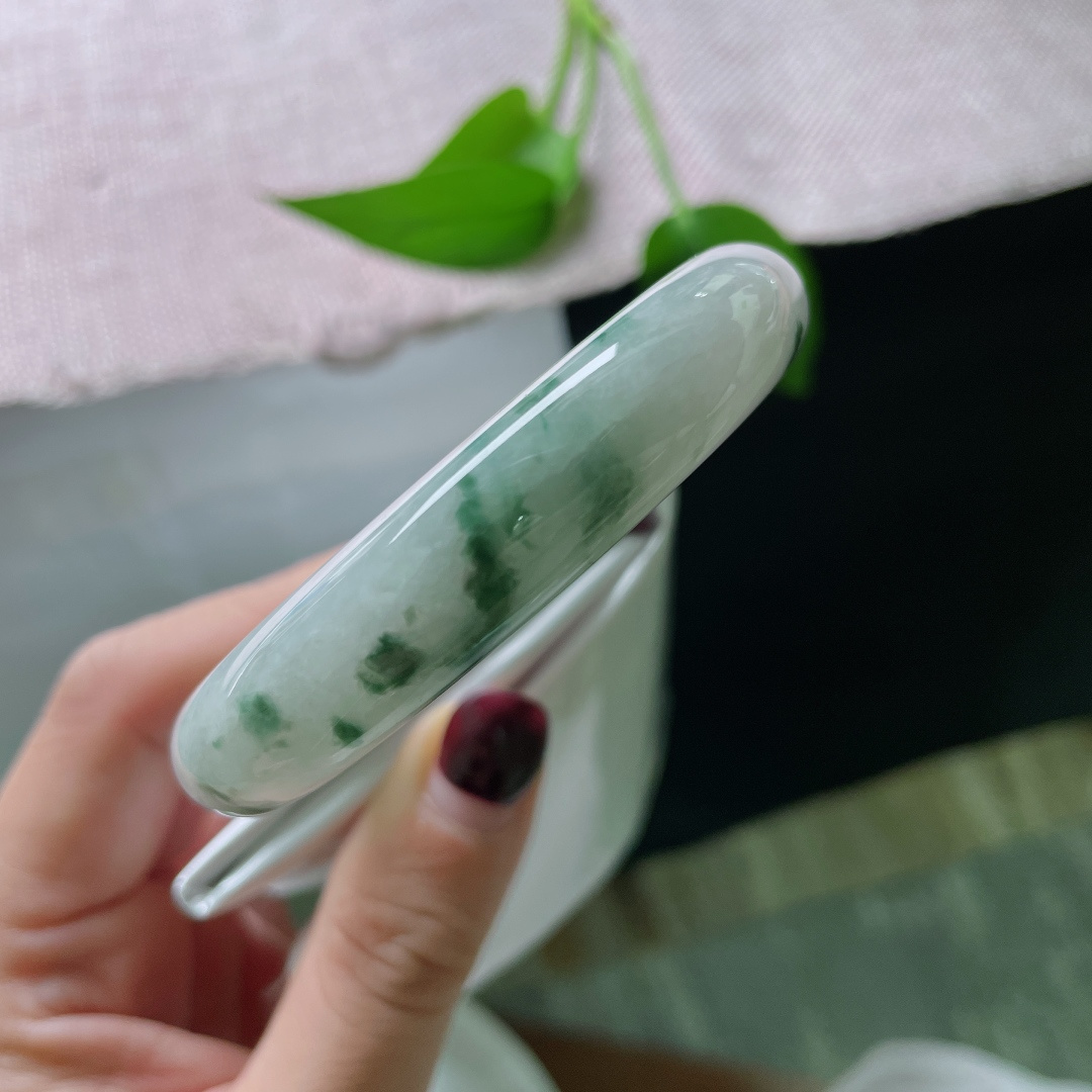 56.6/12.7/8.4，飘花正圈，水润，墨在玉中走，花在水中开。有纹，ss52185a