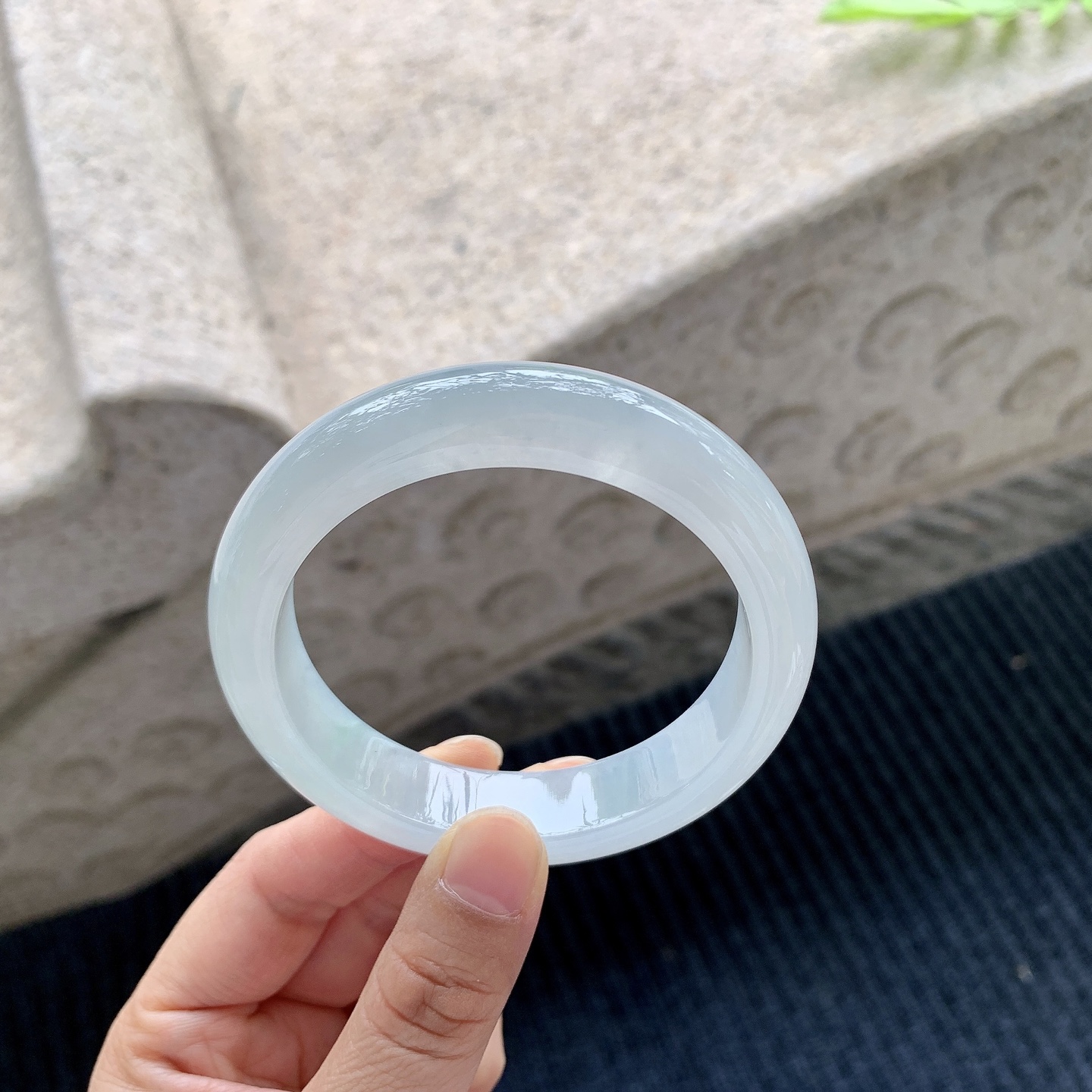 正圈55 56，圈口56.6/13/8.8，编码A1080961，描述：糯冰底色，水润，种老，细腻，无裂。