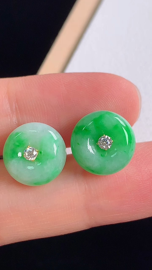 ️18K阳绿平安扣耳钉，无裂，尺寸11.0/5.5mm，23