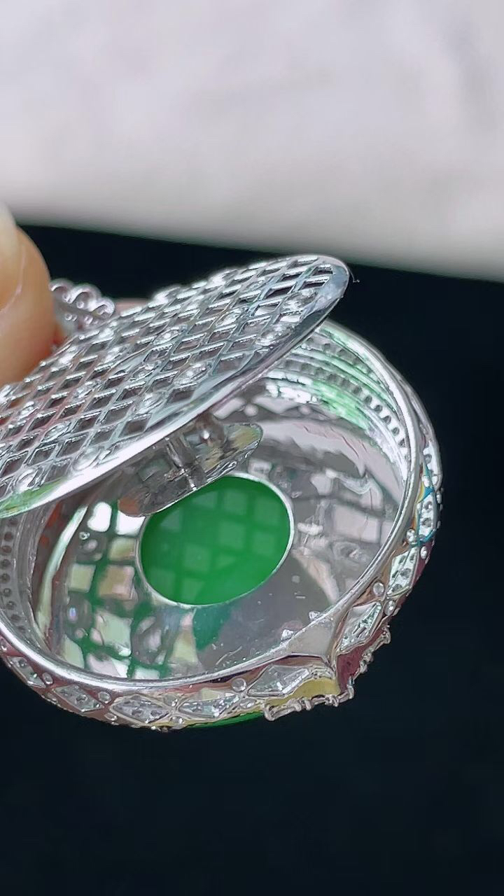 【翡翠名称】18K金豪华镶钻冰阳绿圆牌吊坠
【翡翠尺寸】含金41.7/29.5/9mm
【翡翠描述】宝贝种老水足，玉质细腻，色泽靓丽，性价比高，佩戴效果好！
【其它赠送】权威证书/精美挂绳盒子/支持全国复检