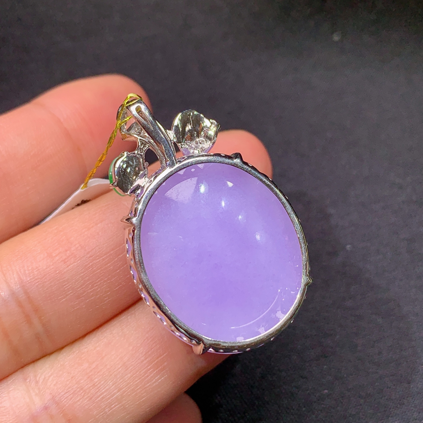 紫罗兰蛋面吊坠，18k金镶嵌，温润细腻，颜色鲜艳，Xli 尺寸34.6*21.8*11.6