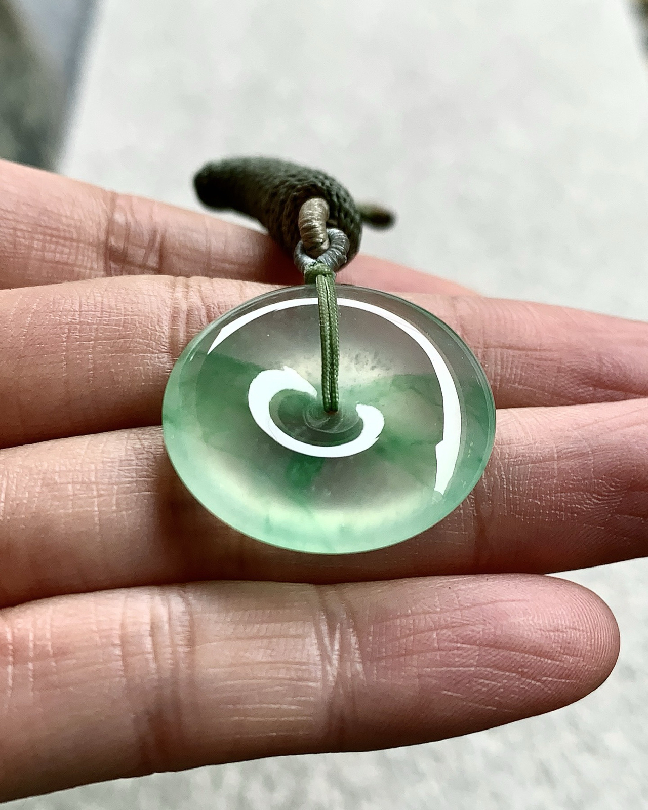 ️ 冰绿平安扣，种质通透起胶，灵动自然，色泽清透而不失鲜活
尺寸25.9×5.6..