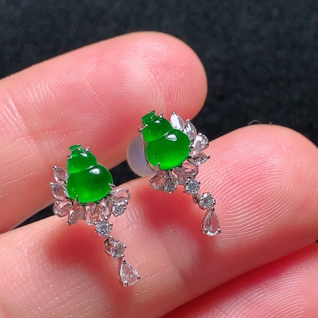 ️18k金镶嵌冰种阳绿葫芦耳坠，翠色欲滴，种老水头好，又冰又润，饱满无裂：16.5/7.4/5mm