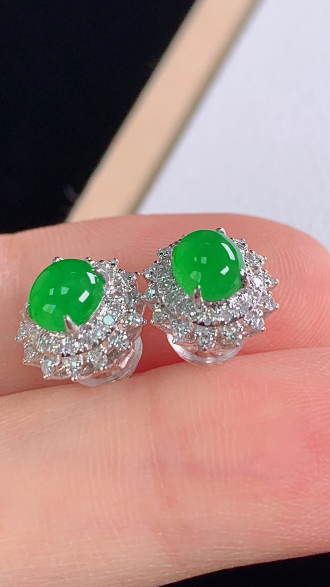 ️冰绿蛋面耳钉，18K重金镶嵌，色泽艳丽，胶感十足，无裂，尺寸:9.6/9.3/6.4，裸石5.1