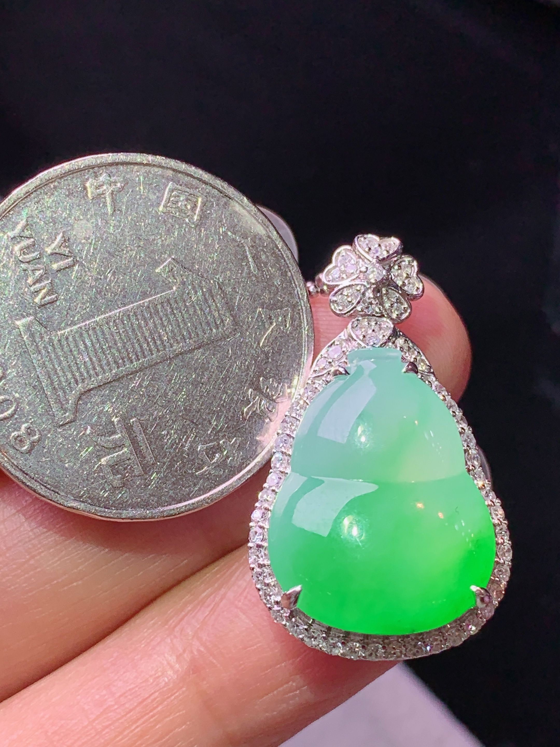 8k金钻镶嵌冰飘阳绿葫芦吊坠 玉质细腻 色泽艳丽清新 水润亮眼 整体尺寸28.8*17*9.8j2