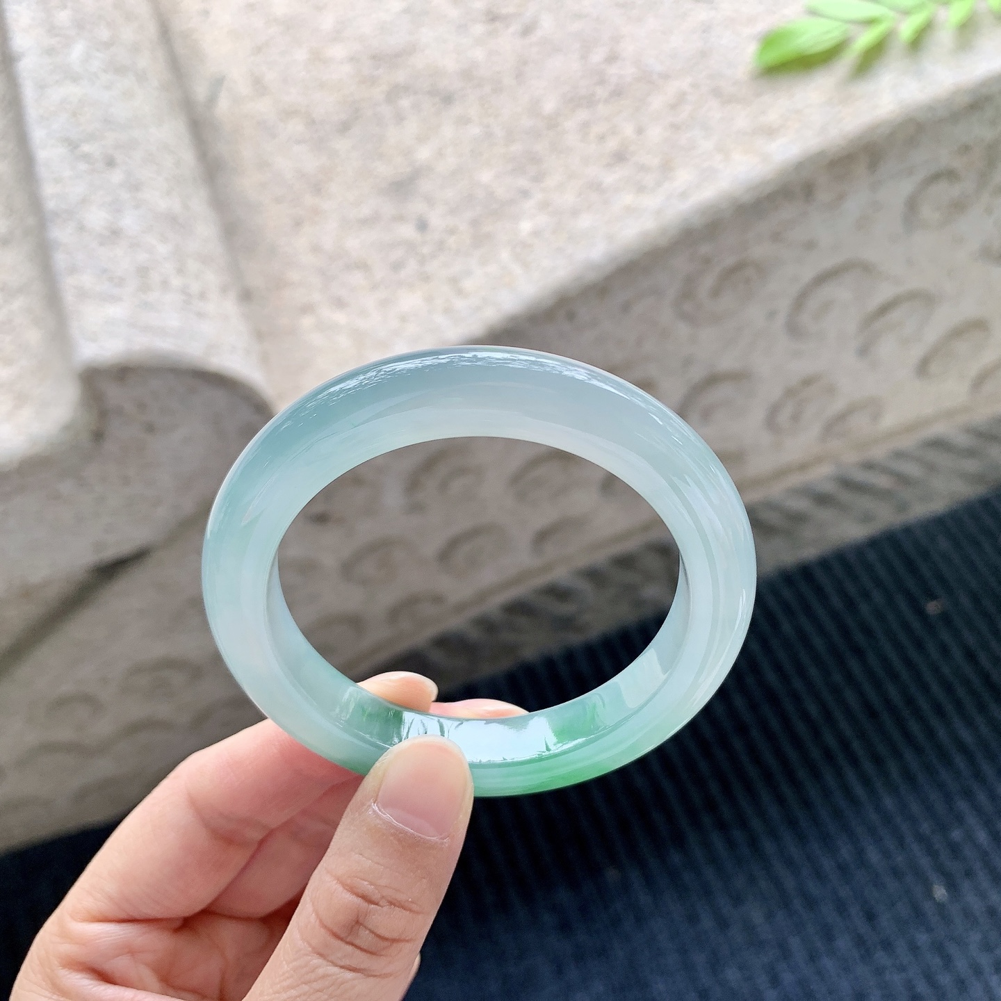 正圈52 53 圈口53.7/10/9 编码A1042827 描述冰糯飘绿，水润，种老，细腻，打灯有棉线