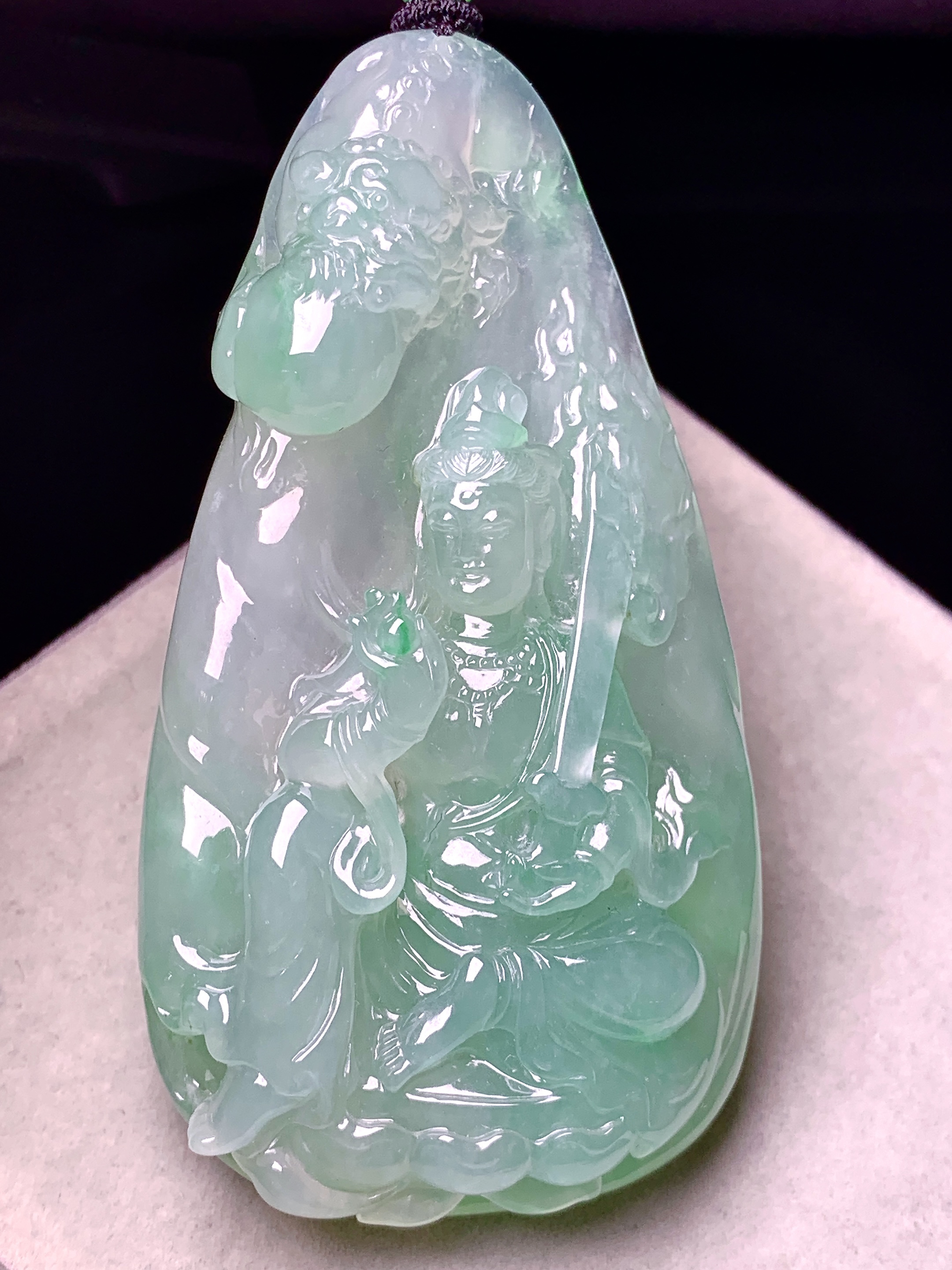 飘绿观音菩萨吊坠 玉质细腻 色泽艳丽清新 水润亮眼 整体尺寸79*42.2*13L1