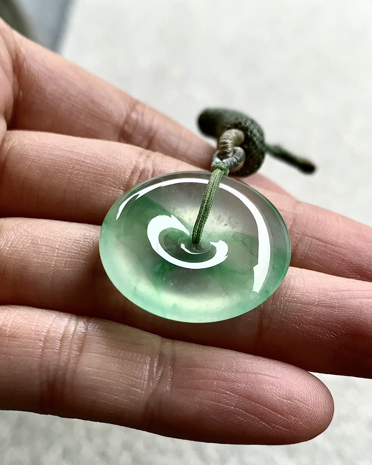 ️ 冰绿平安扣，种质通透起胶，灵动自然，色泽清透而不失鲜活
尺寸25.9×5.6..