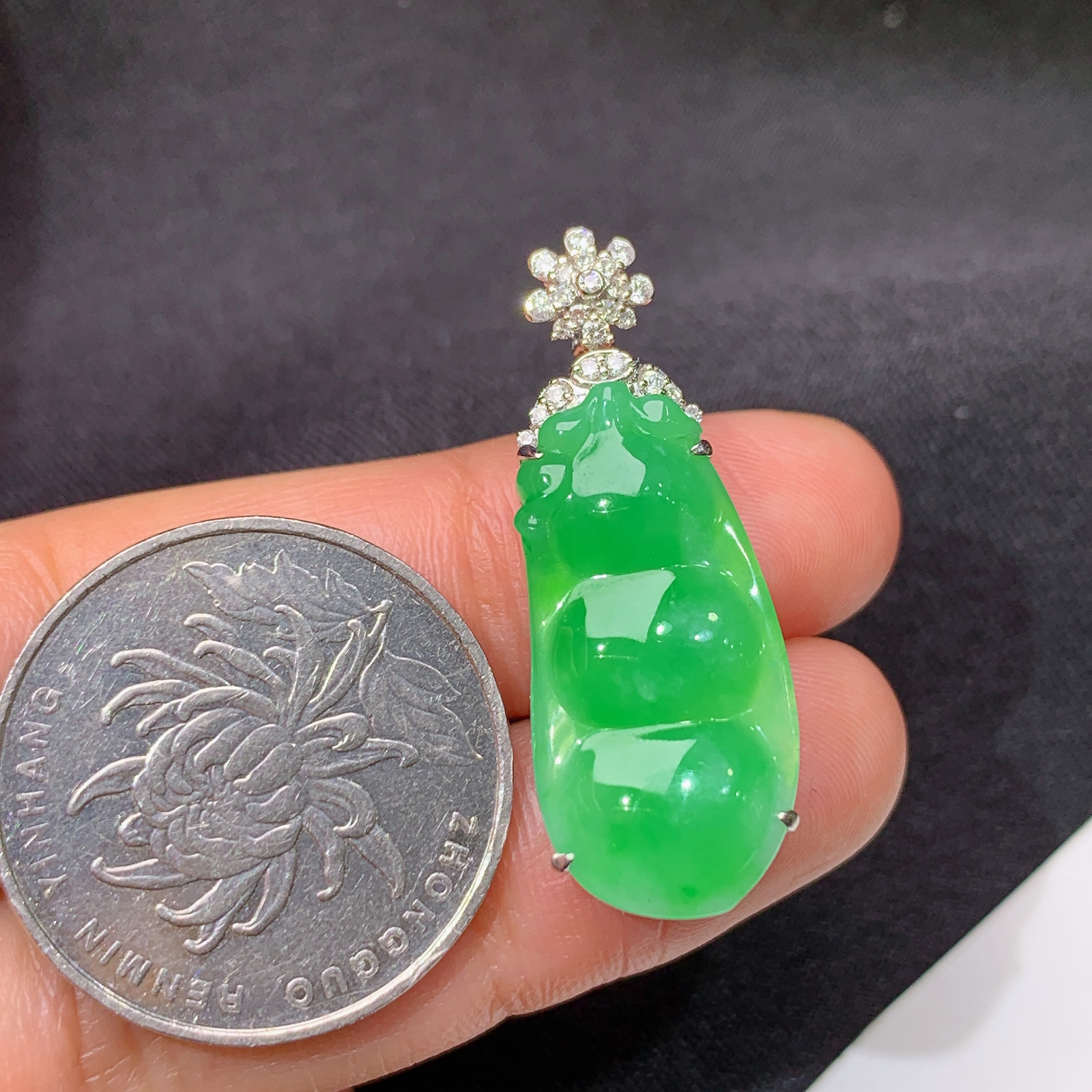 阳绿福豆吊坠，18k金镶嵌，冰润色阳，玉质细腻，种水足，Fj 尺寸33.1*12.2*7.8