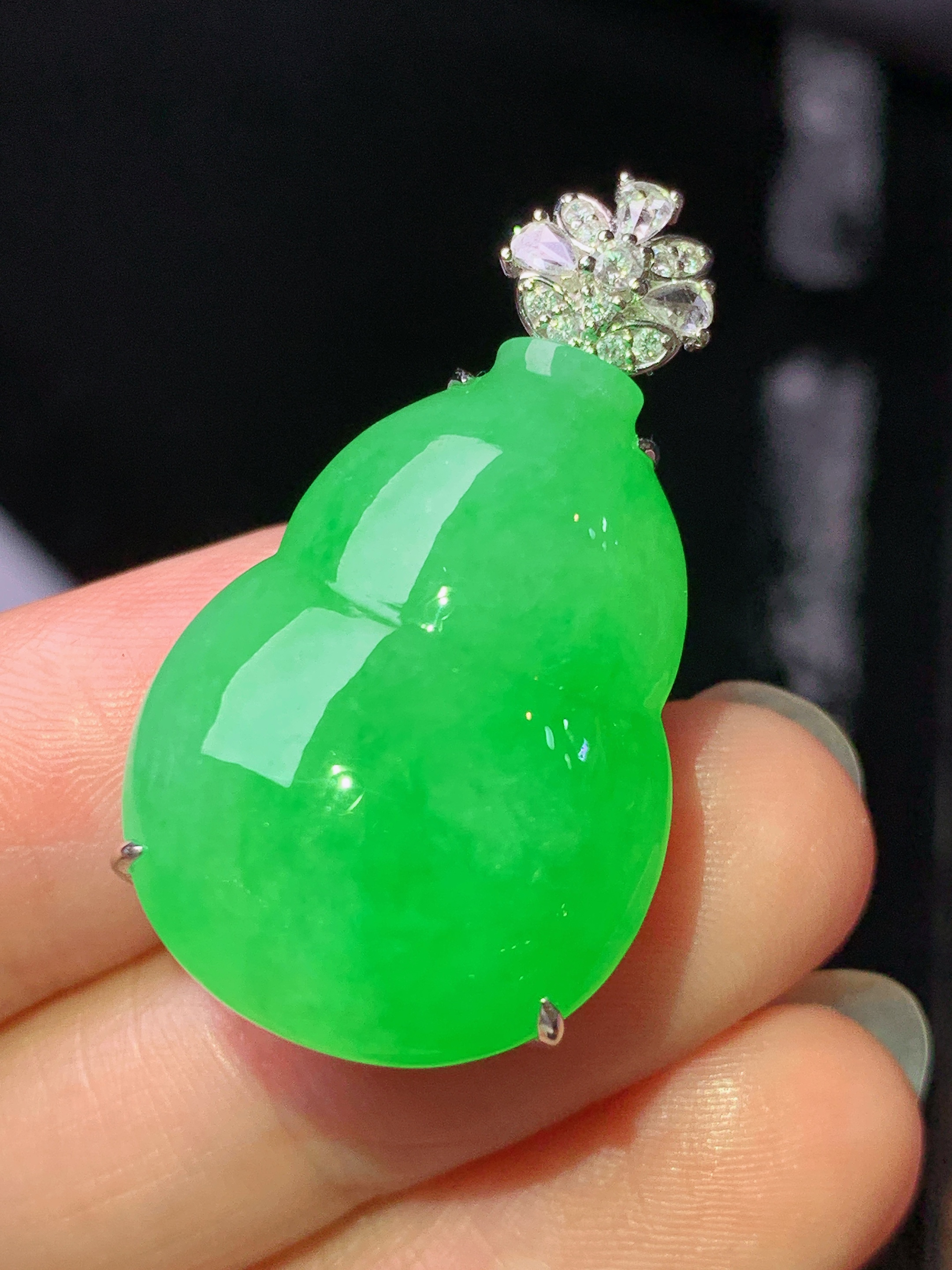 18k金钻镶嵌阳绿葫芦吊坠 玉质细腻 色泽艳丽清新 水润亮眼 整体尺寸33.8*18.8*13.2L2