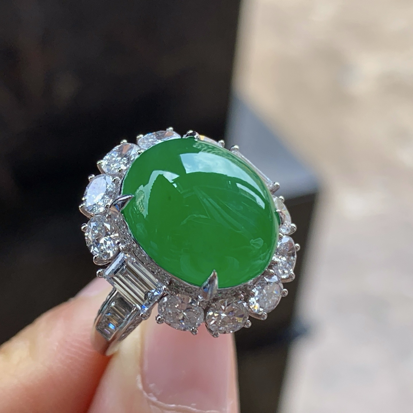 金钻豪华镶嵌辣绿色戒指^_^颜色鲜艳 浓郁