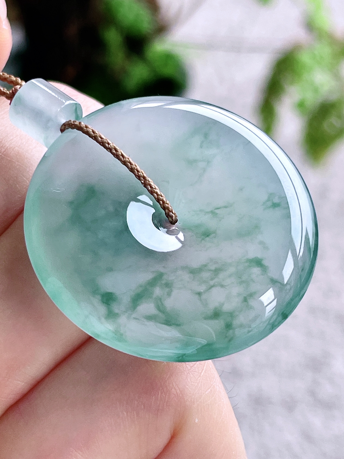 【裸石】高冰飘花平安扣吊坠
【说明】缅料 性价比高 冰润通透
【尺寸】33.8-5.9..