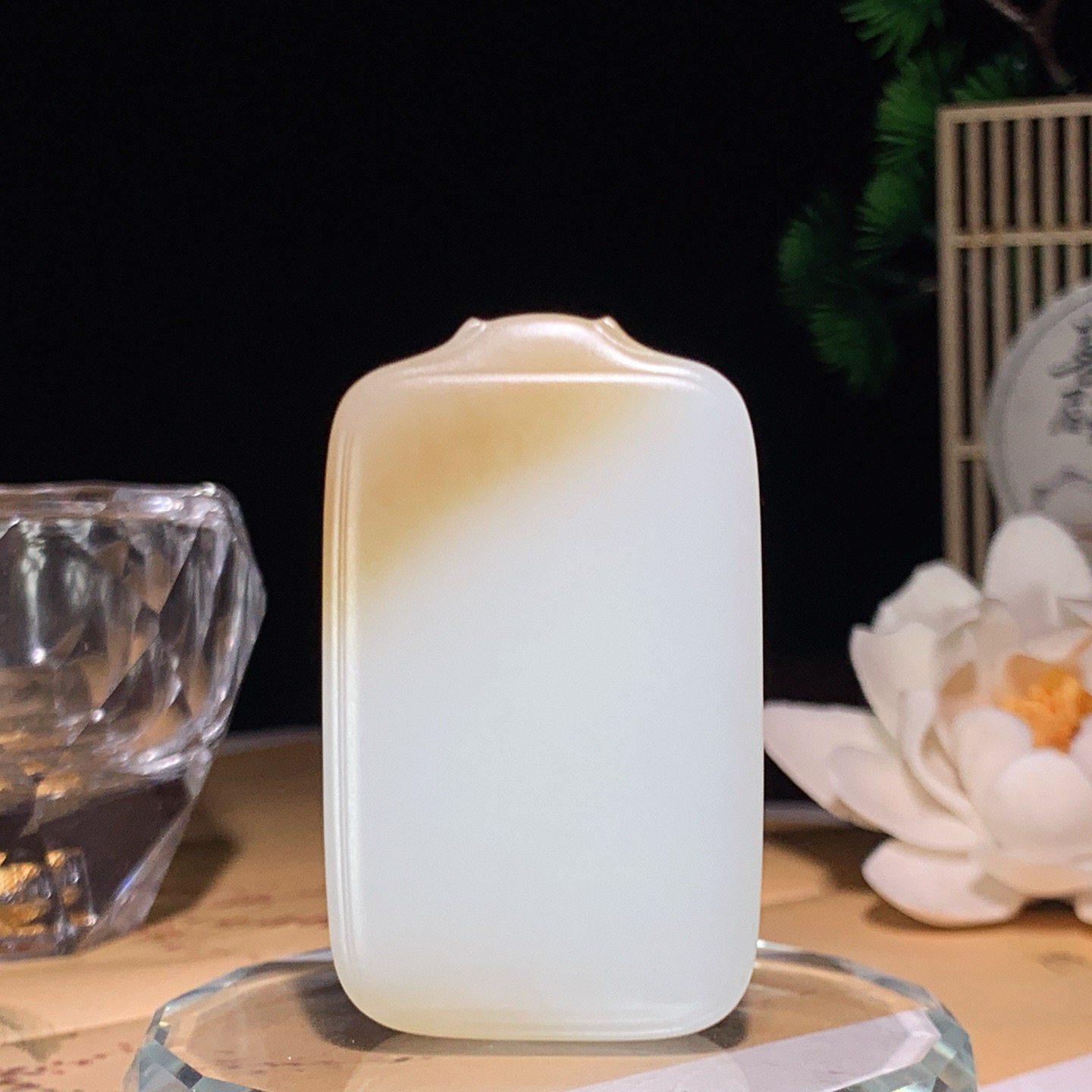 新疆和田玉且末糖平安无事牌子挂件。尺寸55/33/9重45.5克 玉质细腻油润。手推出油。佩戴高端典