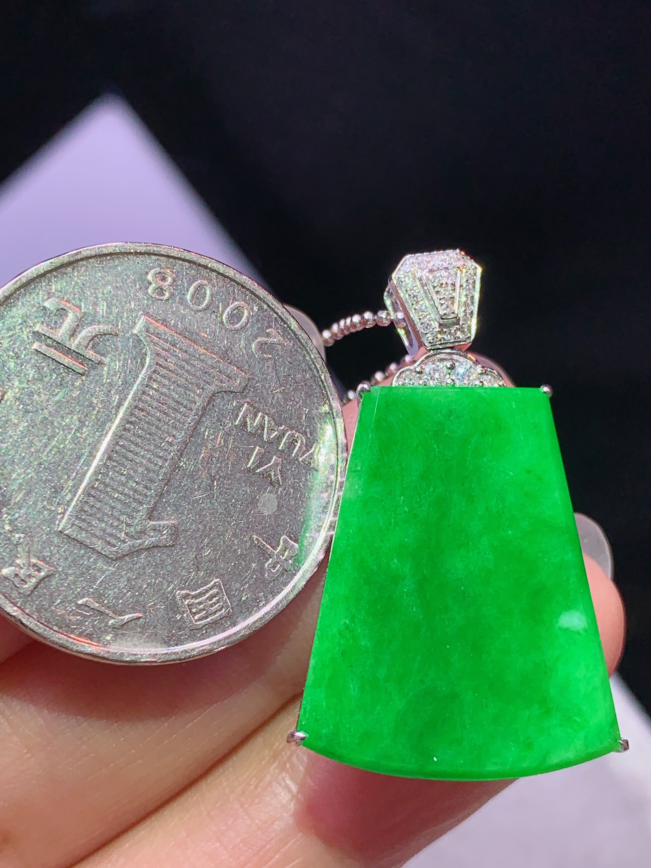 8k金钻镶嵌满绿树叶吊坠 玉质细腻 色泽艳丽清新 水润亮眼 整体尺寸31.6*17.5*6j2