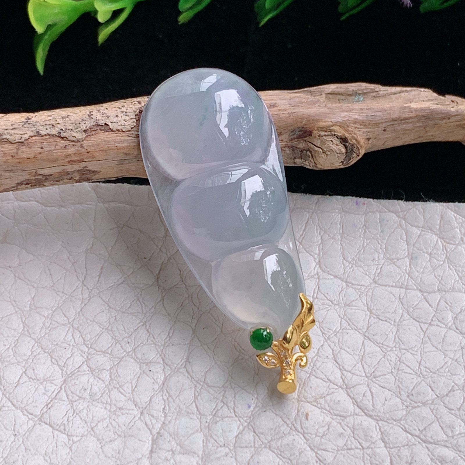 axm实拍38*15.5*5.3缅甸翡翠冰纯饱满平安豆 四季豆玉吊坠