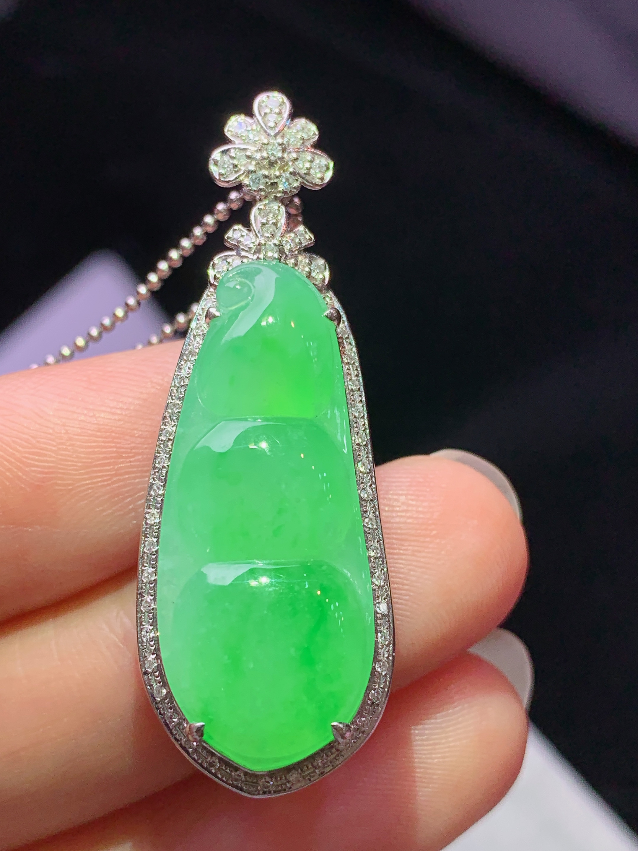 8k金钻镶嵌冰阳绿四季豆吊坠 玉质细腻 色泽艳丽清新 水润亮眼 整体尺寸41.2*14.2*9.5j2