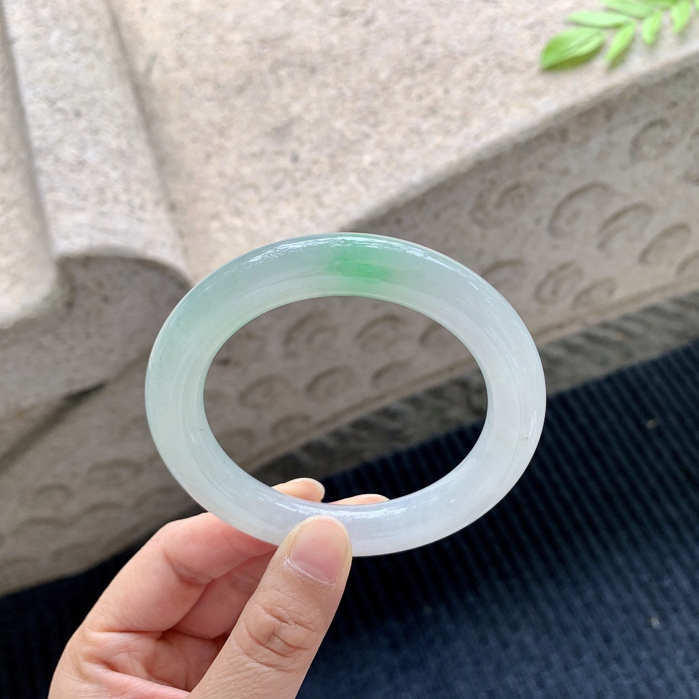 圆条55 56 【圈口】56.9/11.1/10.9 【编码】BA051361 【描述】糯冰飘绿，水润，种老，细腻，有棉纹